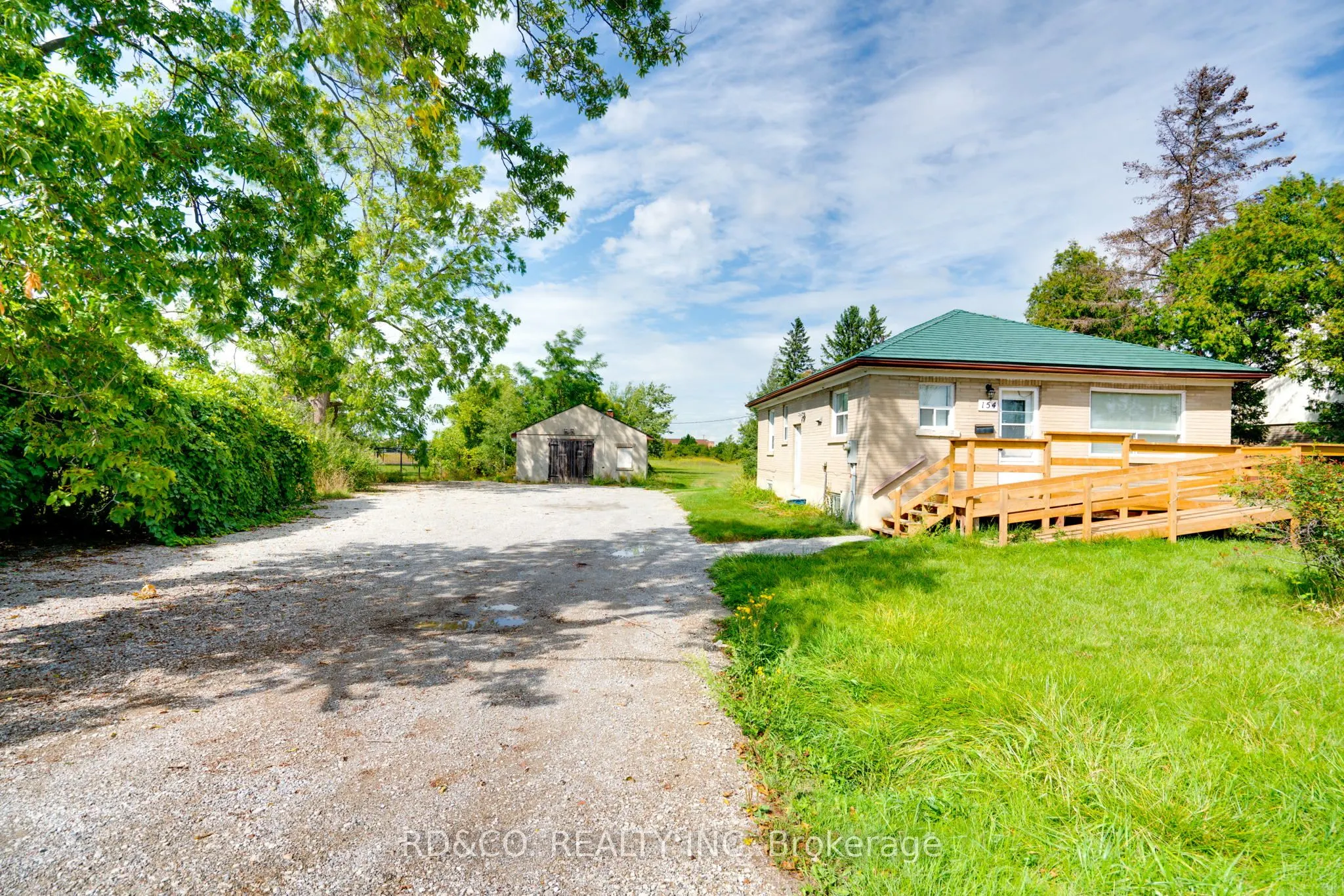154 Rossland Road E
