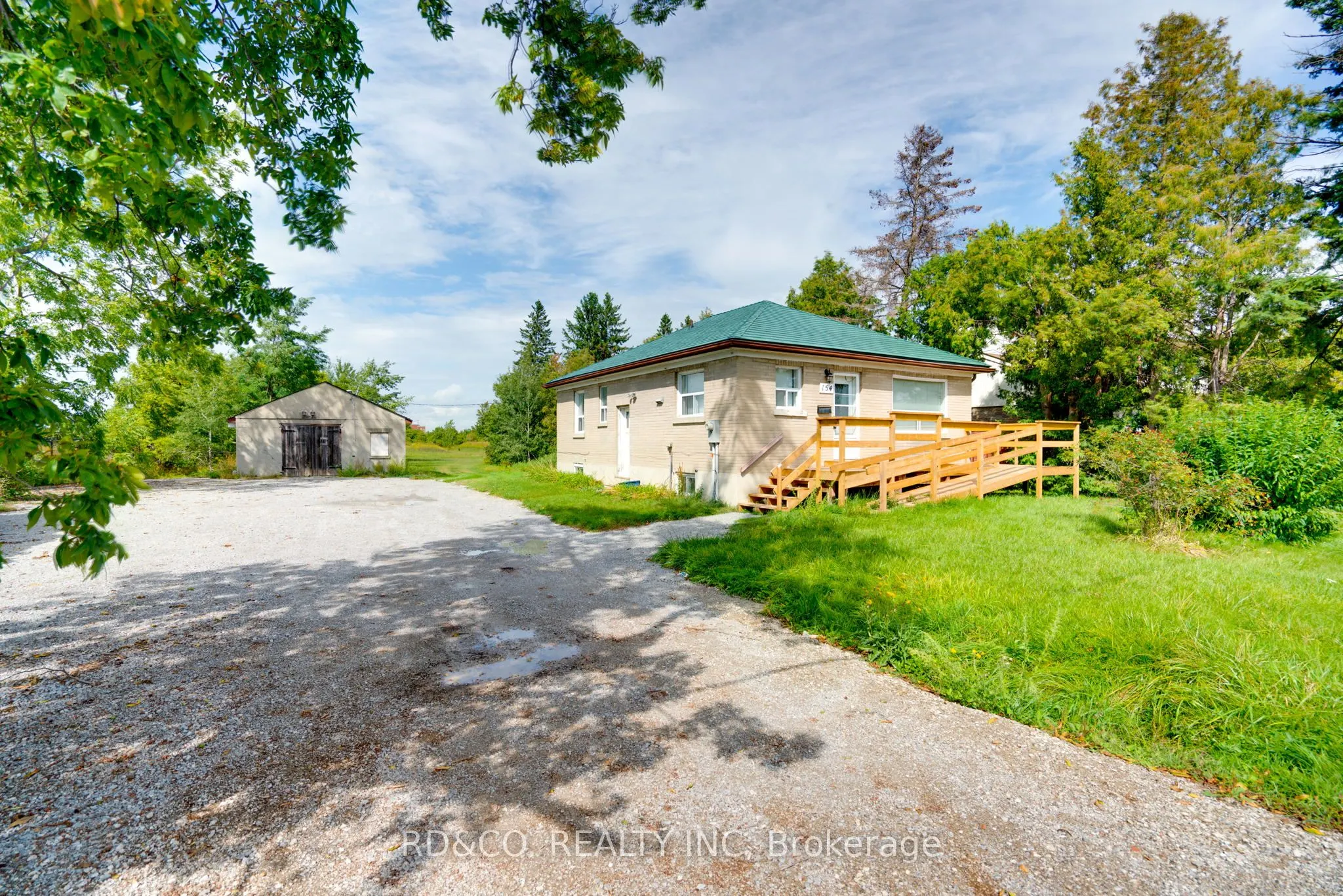 154 Rossland Road E