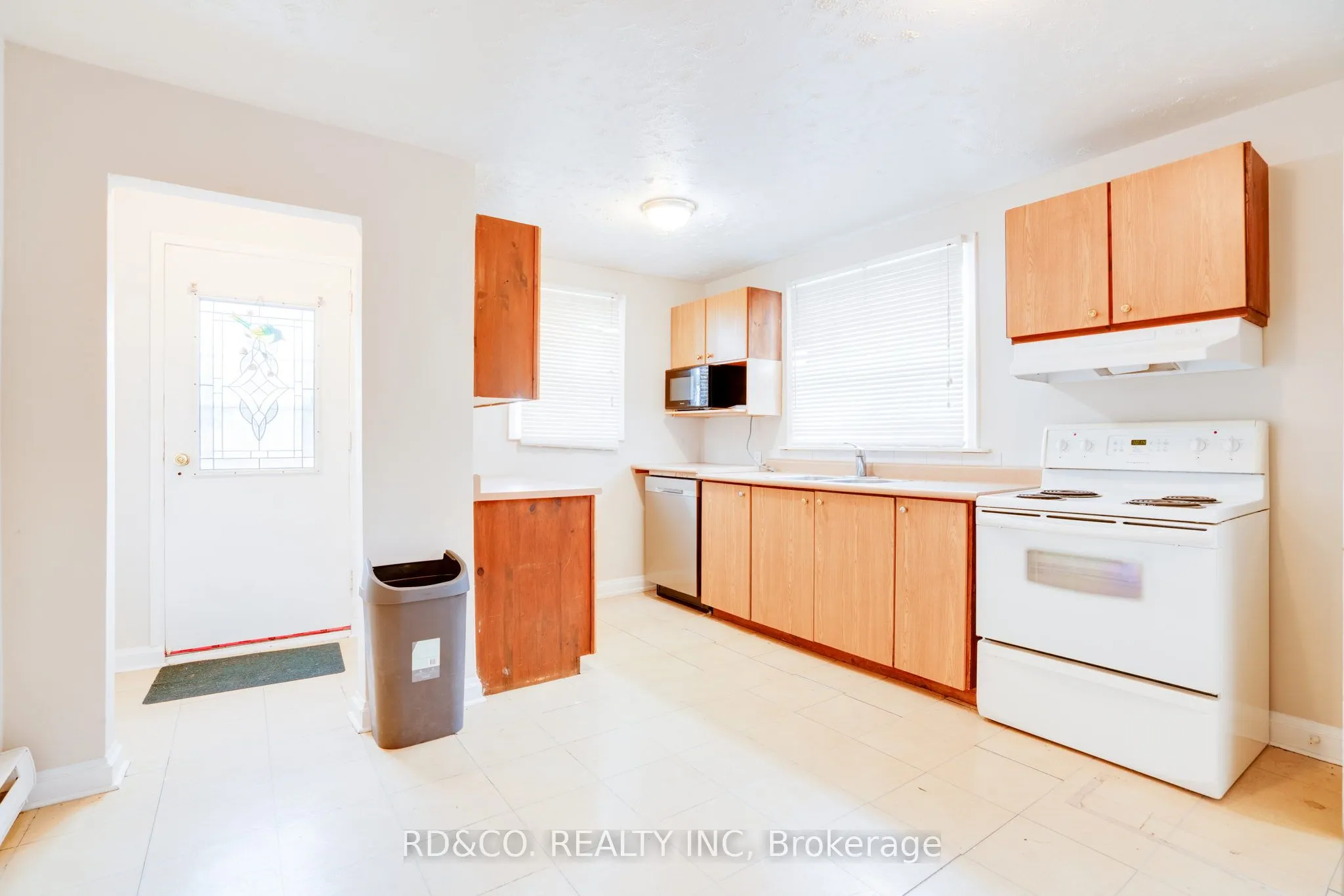 154 Rossland Road E