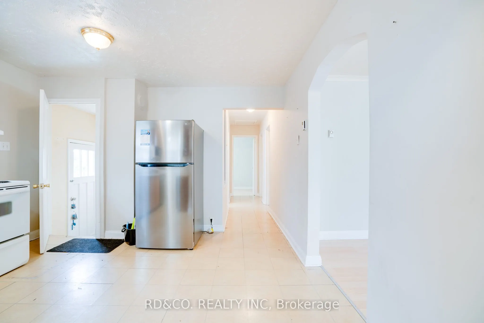 154 Rossland Road E