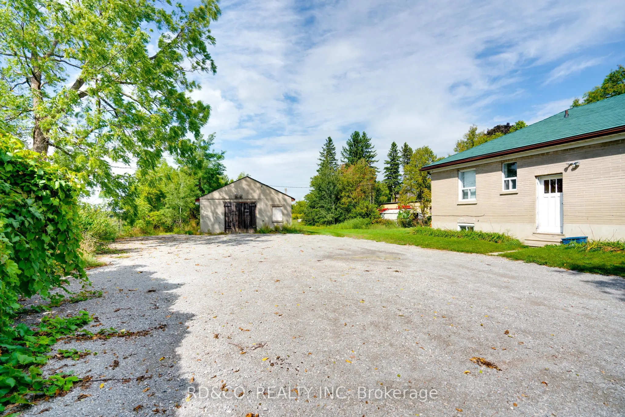 154 Rossland Road E