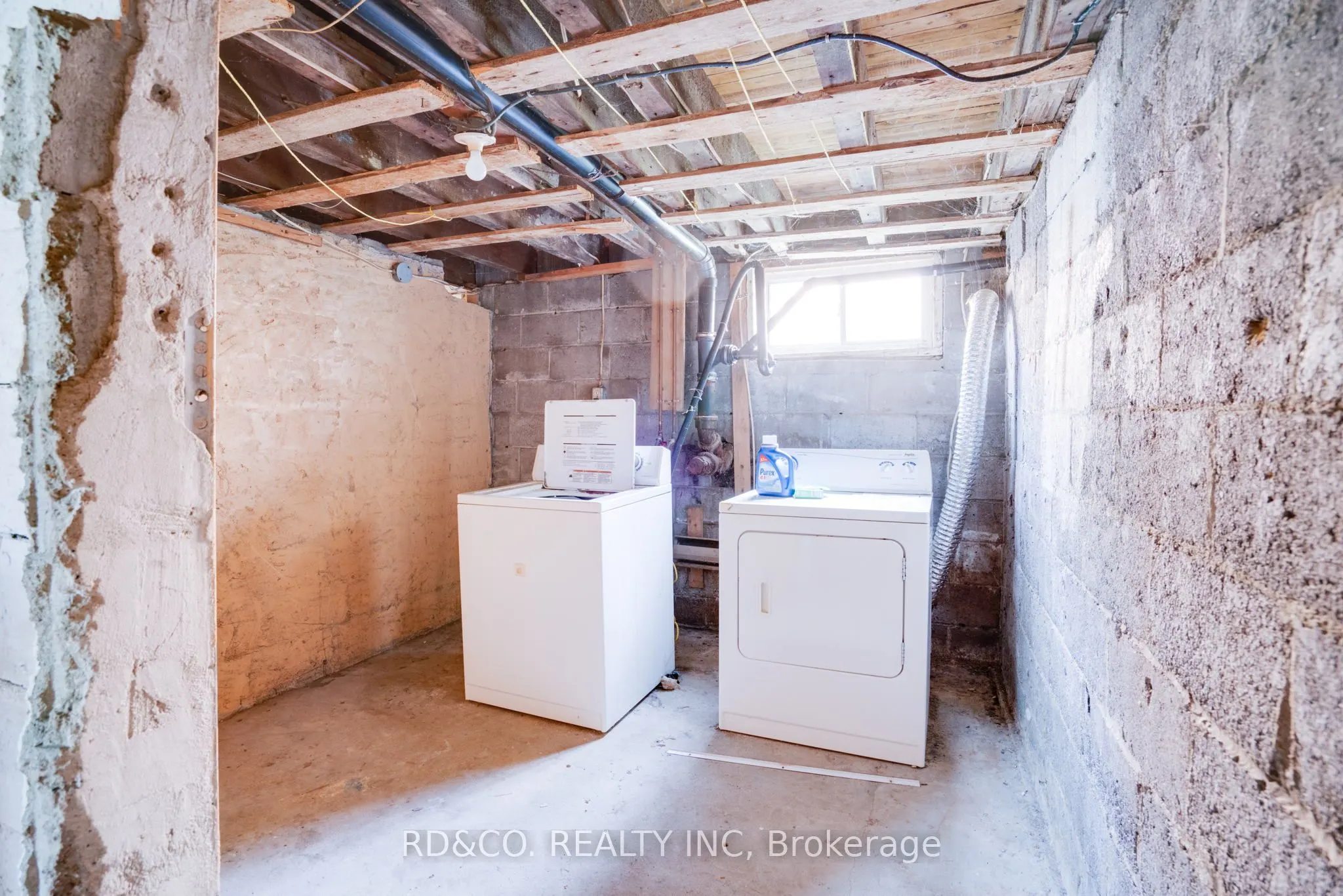 154 Rossland Road E