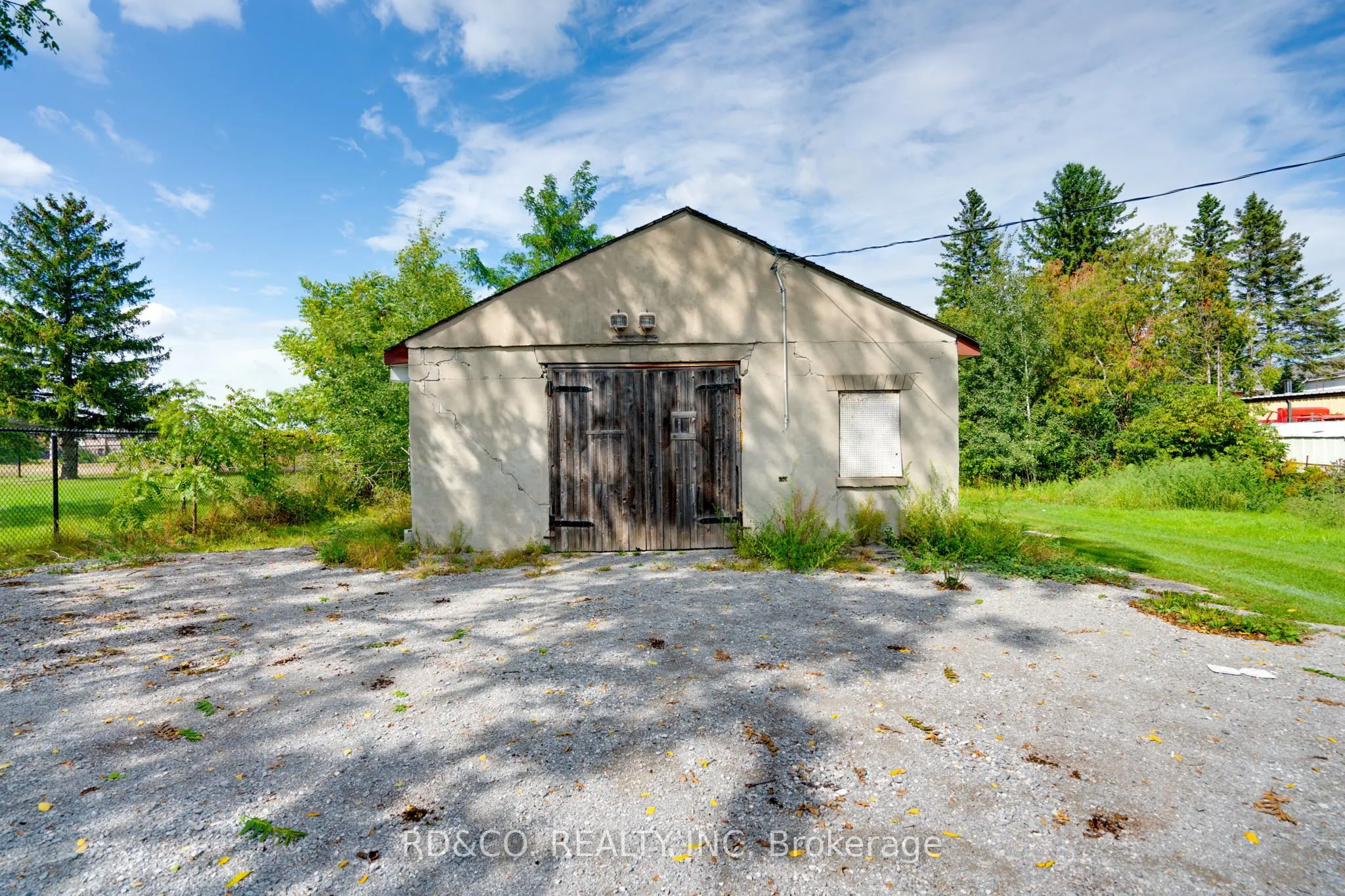 154 Rossland Road E