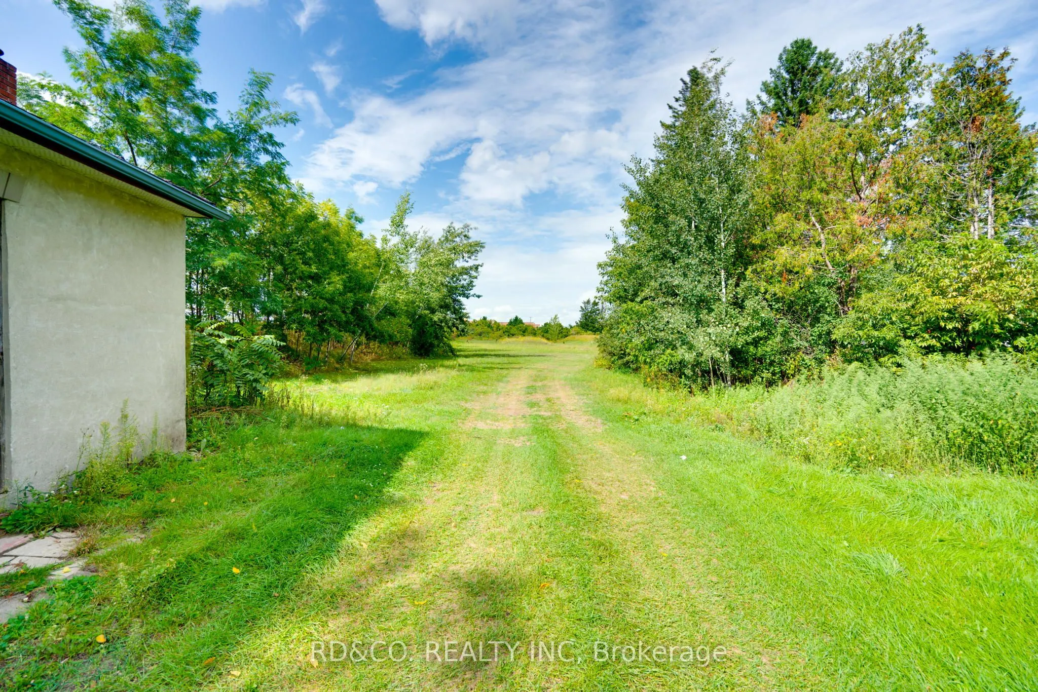 154 Rossland Road E