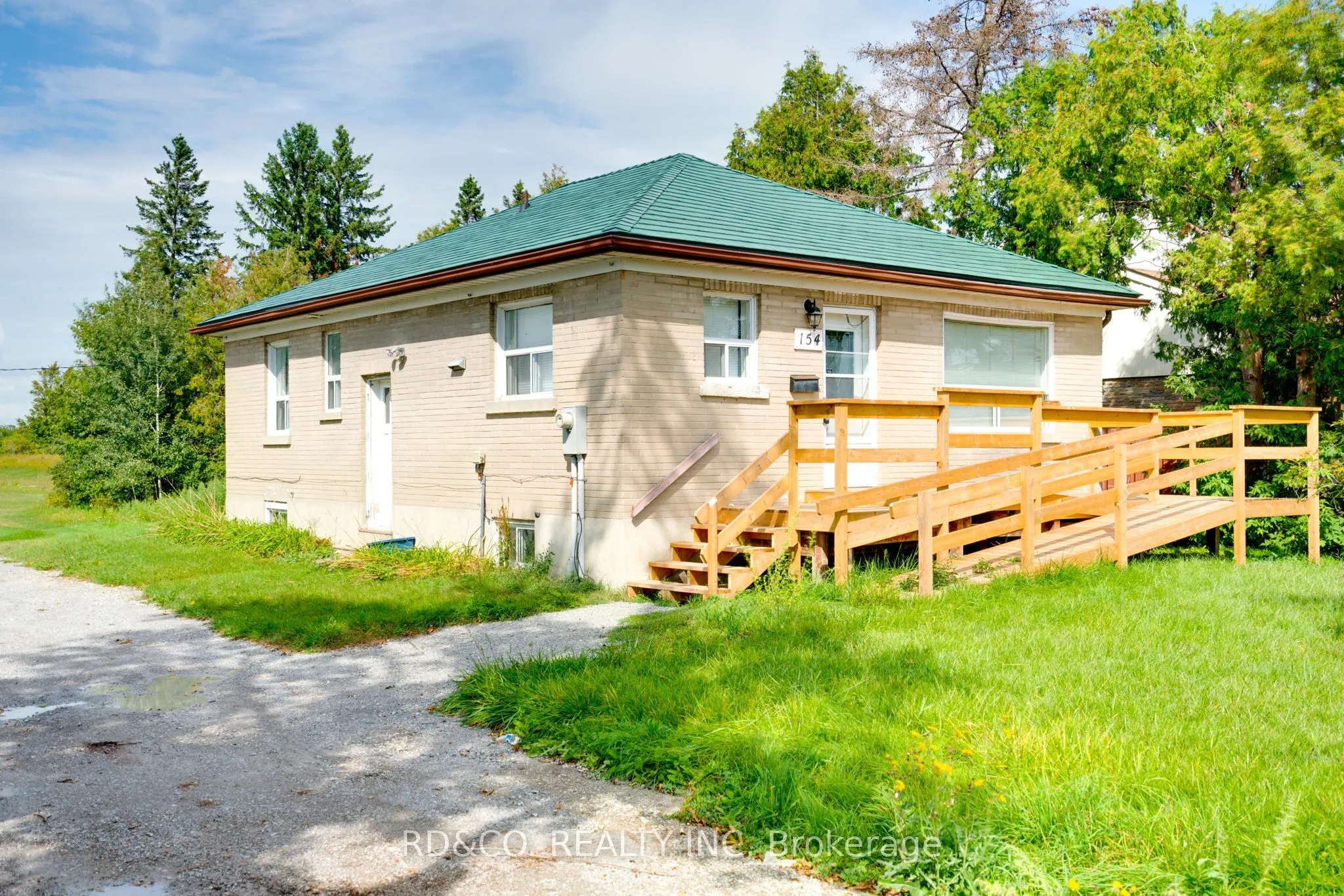 154 Rossland Road E