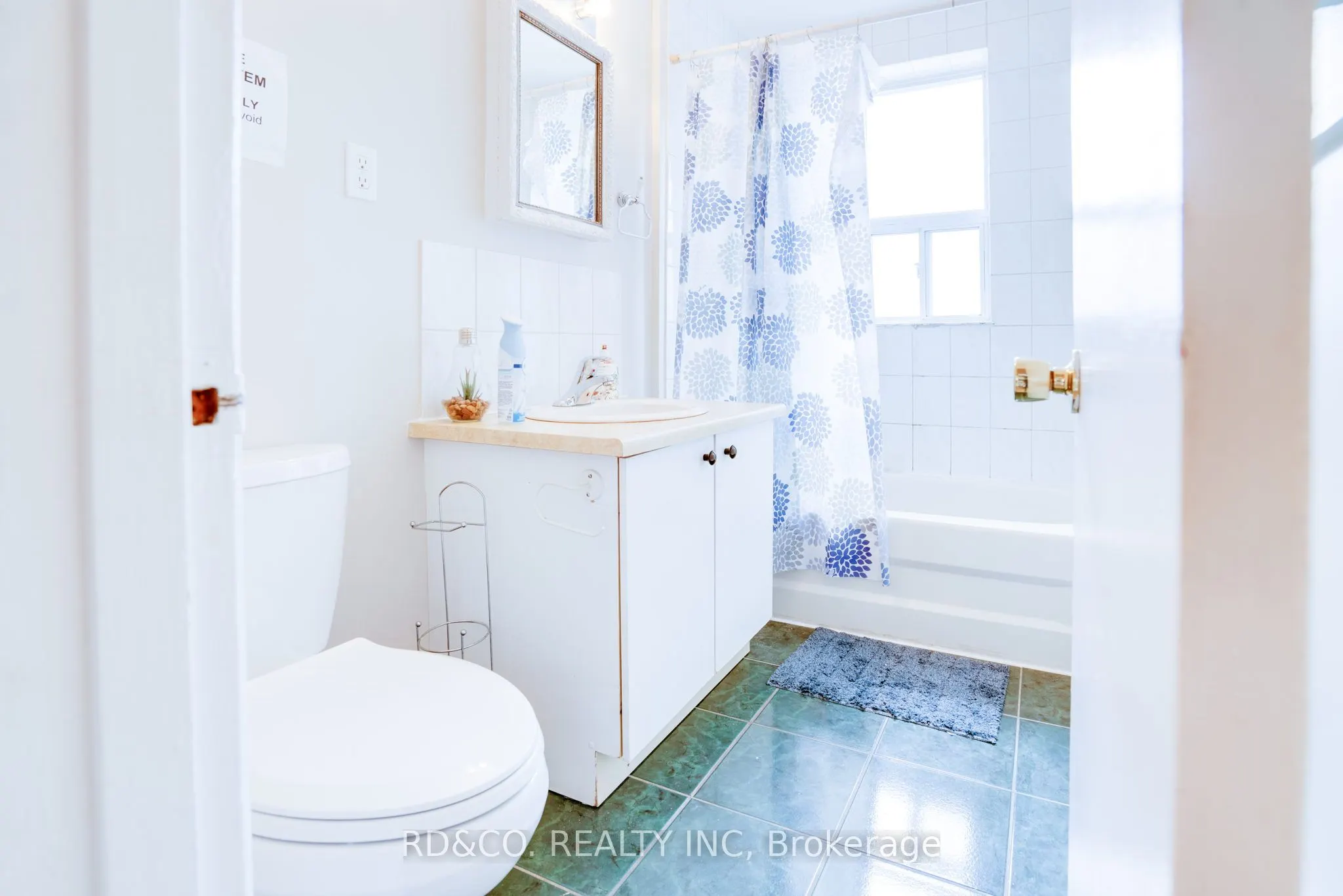 154 Rossland Road E