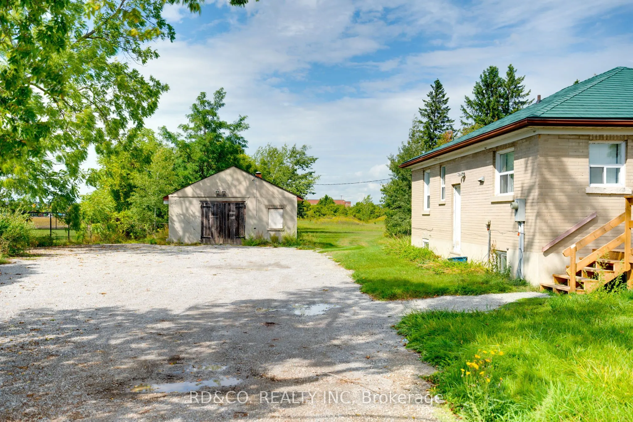 154 Rossland Road E