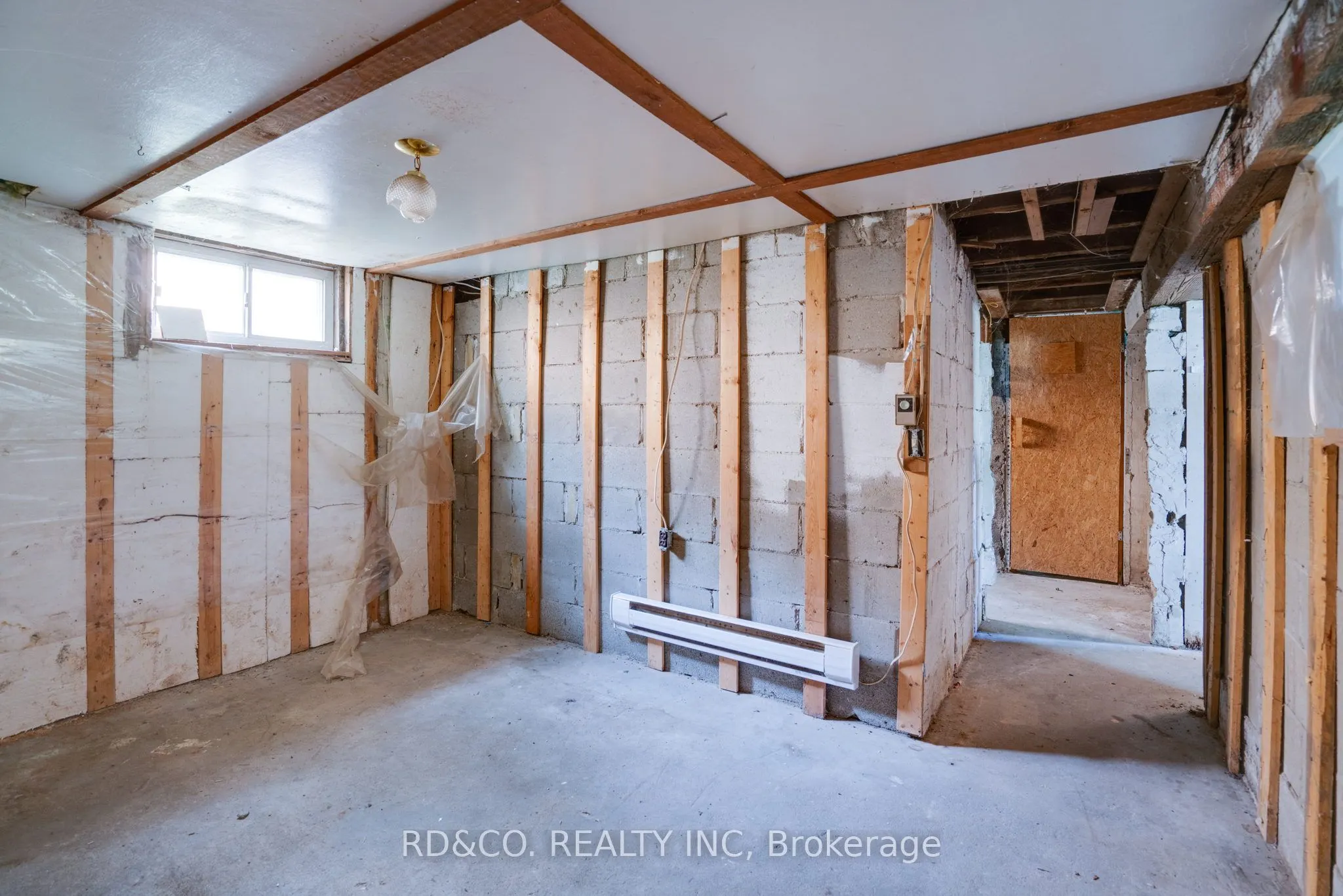 154 Rossland Road E