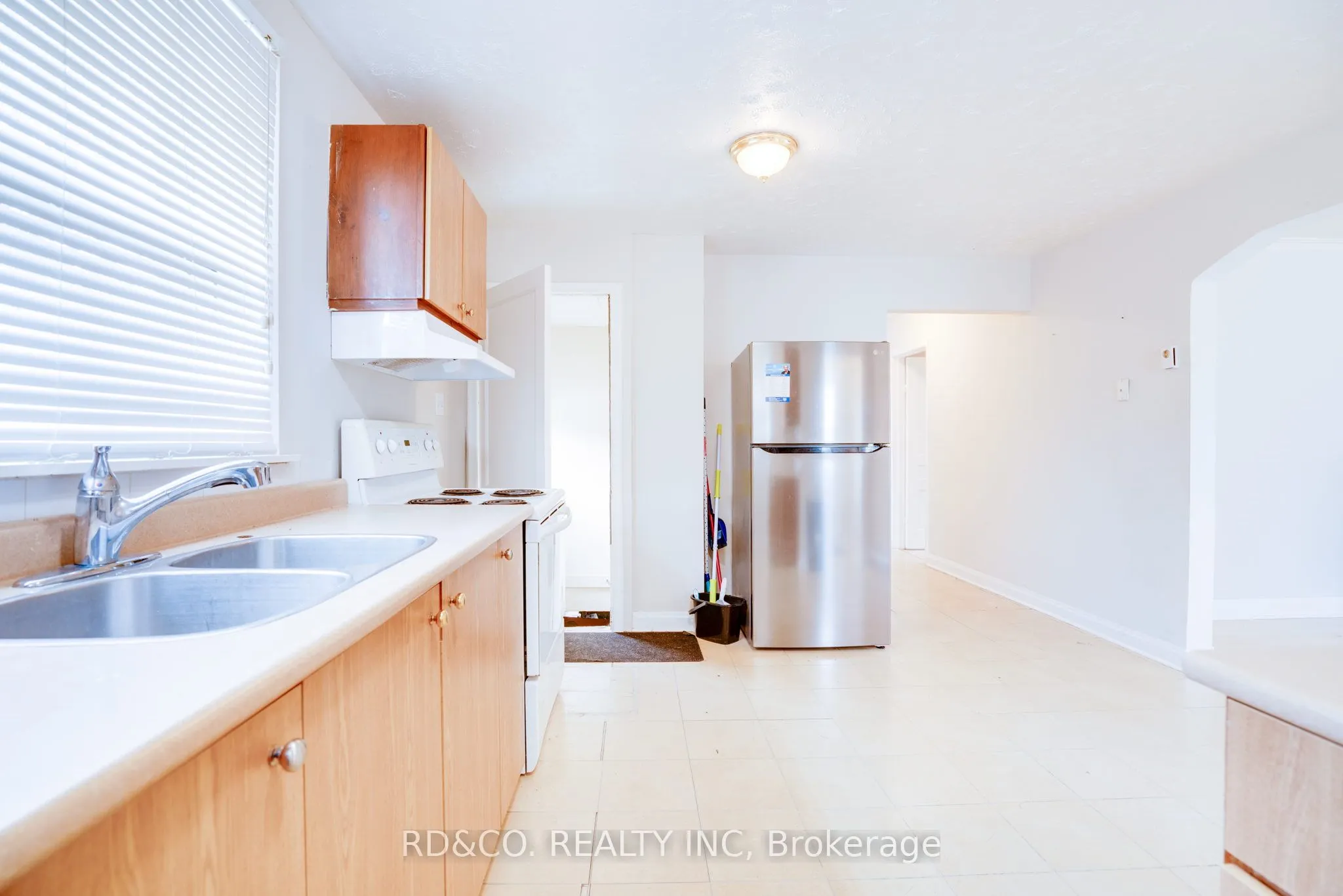 154 Rossland Road E