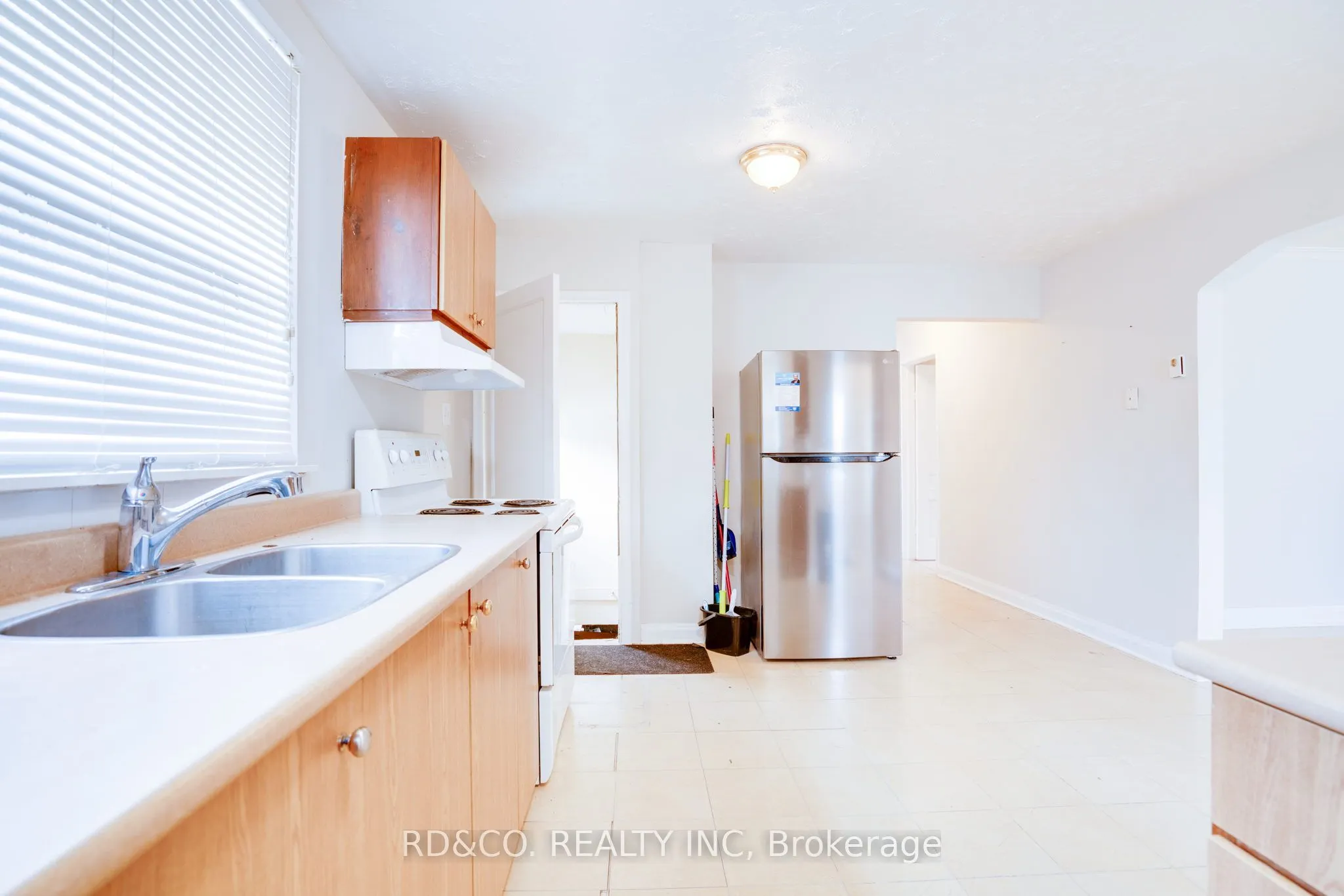 154 Rossland Road E