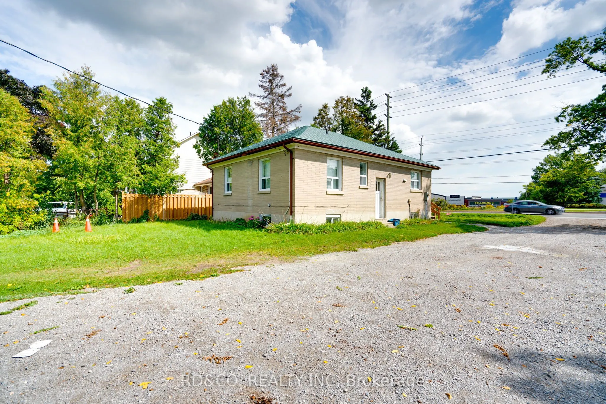 154 Rossland Road E