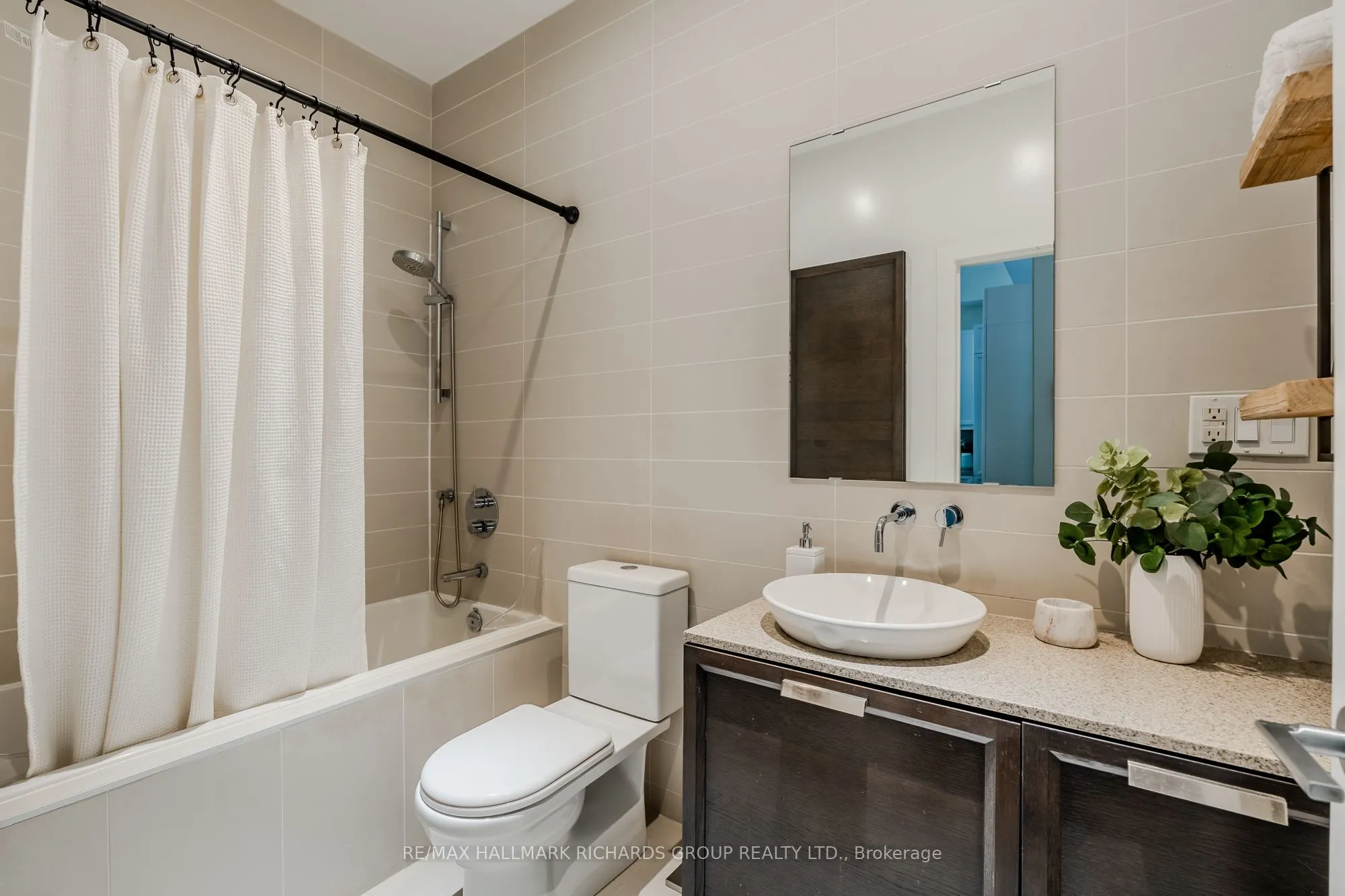 66 Kippendavie Avenue, #215
