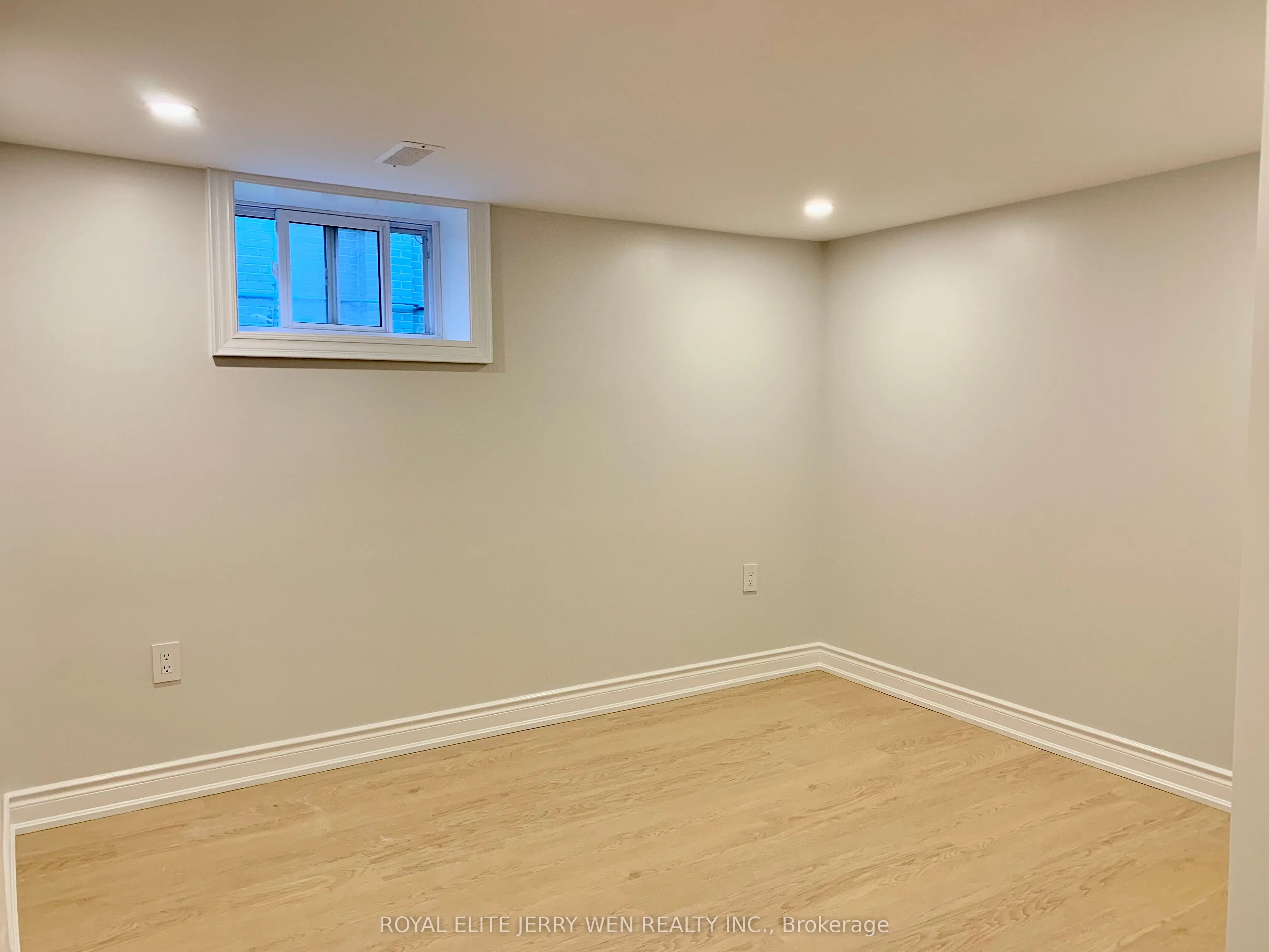 38 Thorncroft Crescent