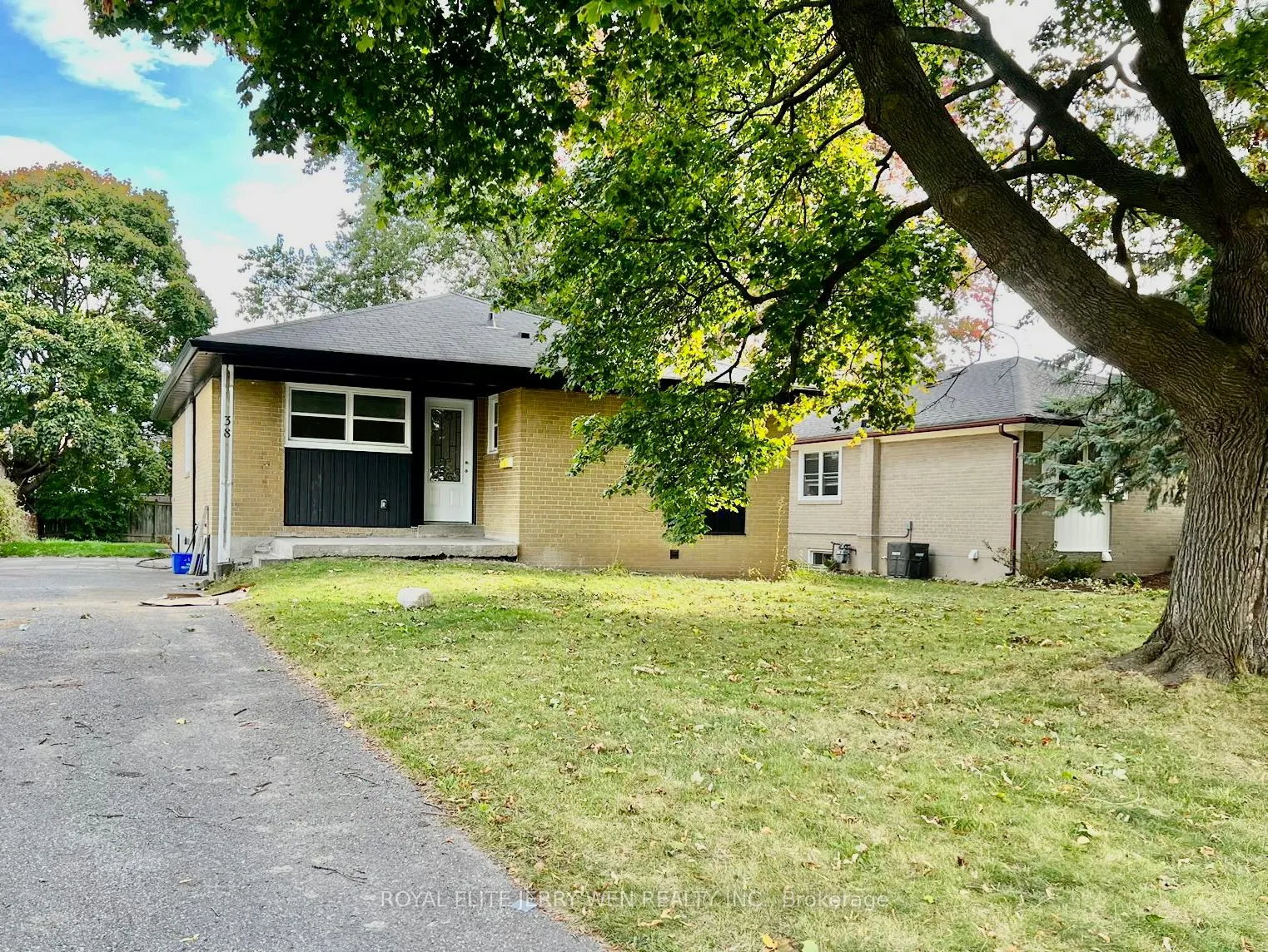 38 Thorncroft Crescent