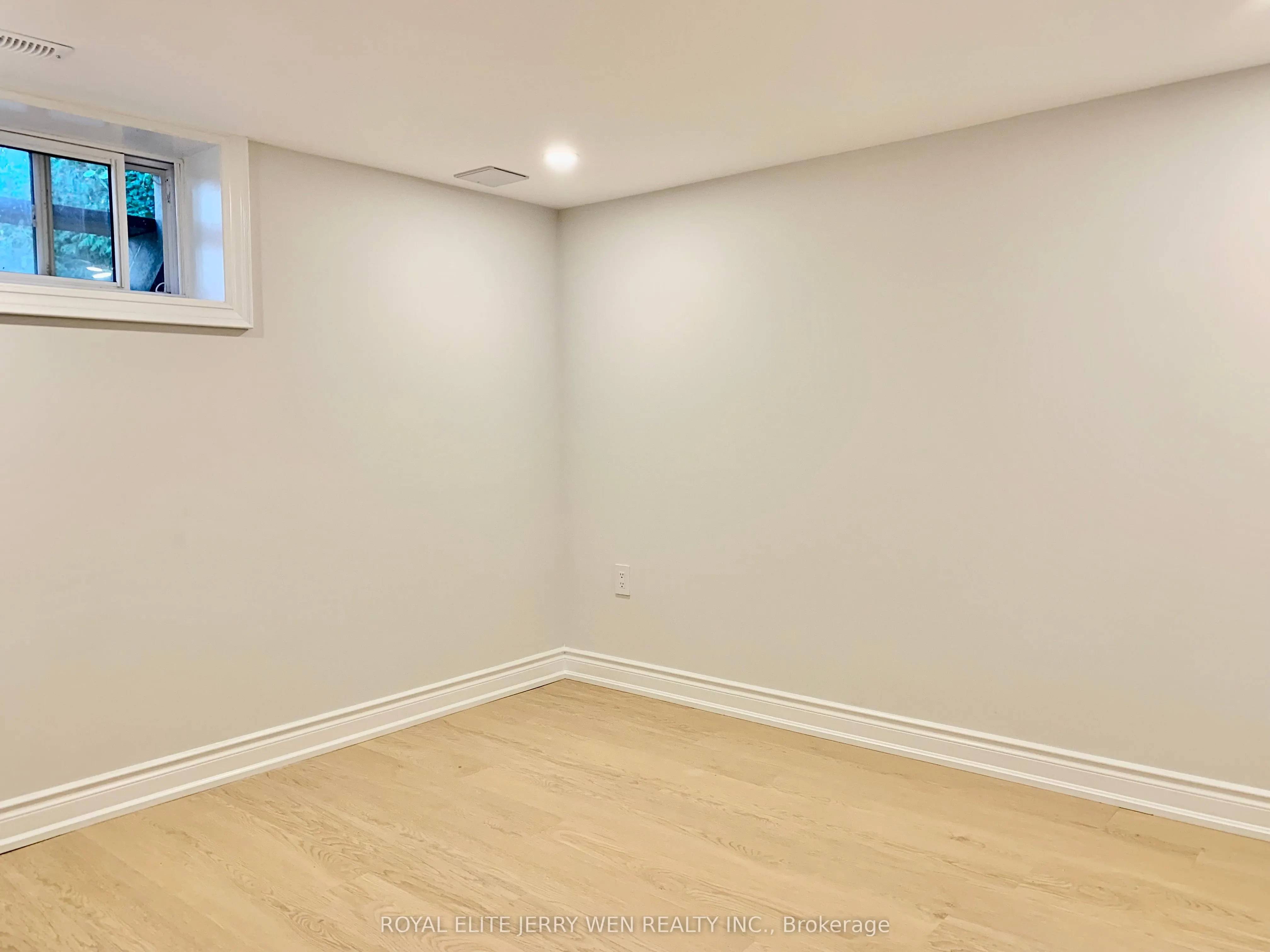 38 Thorncroft Crescent