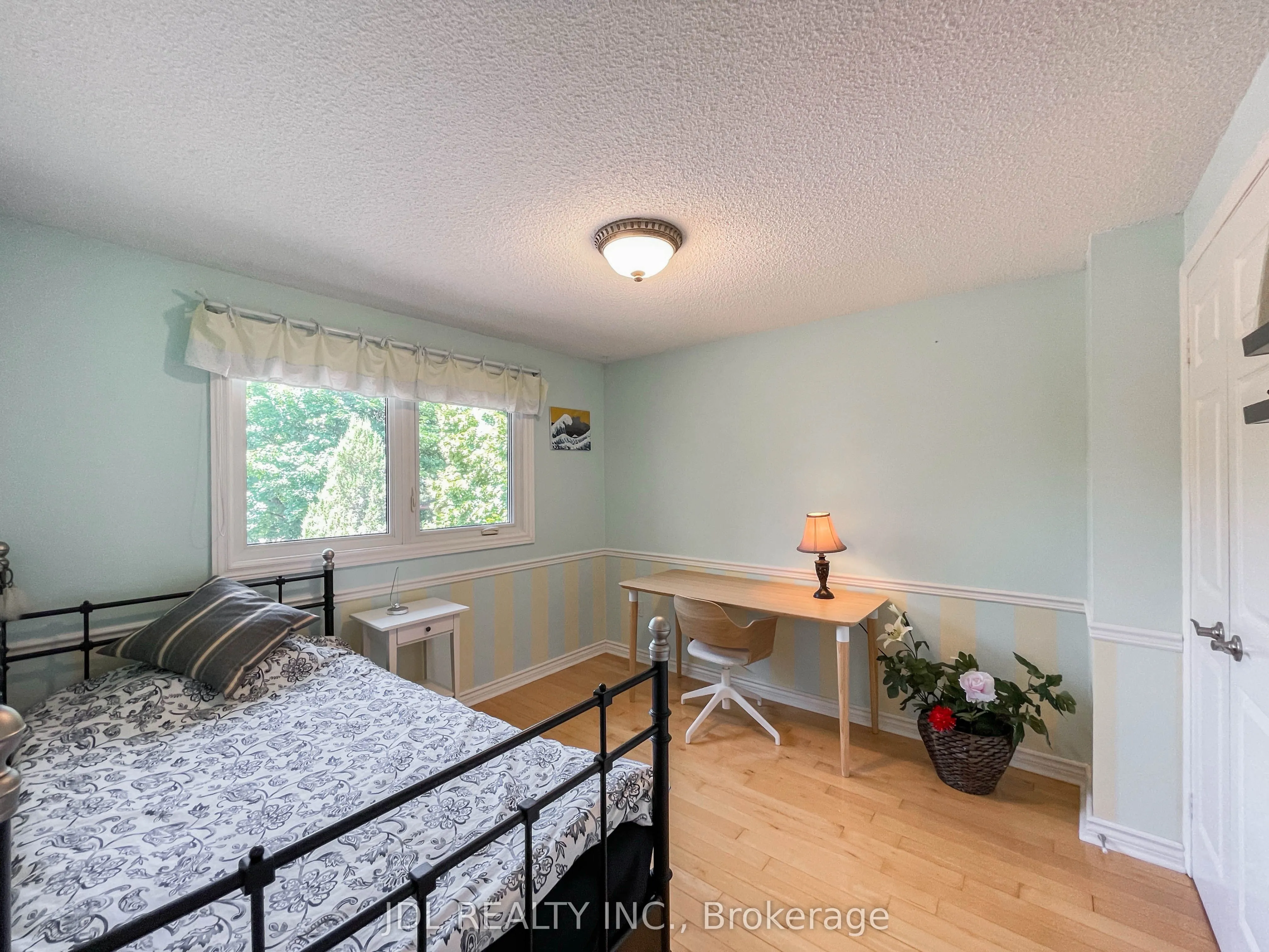 126 Weir Crescent