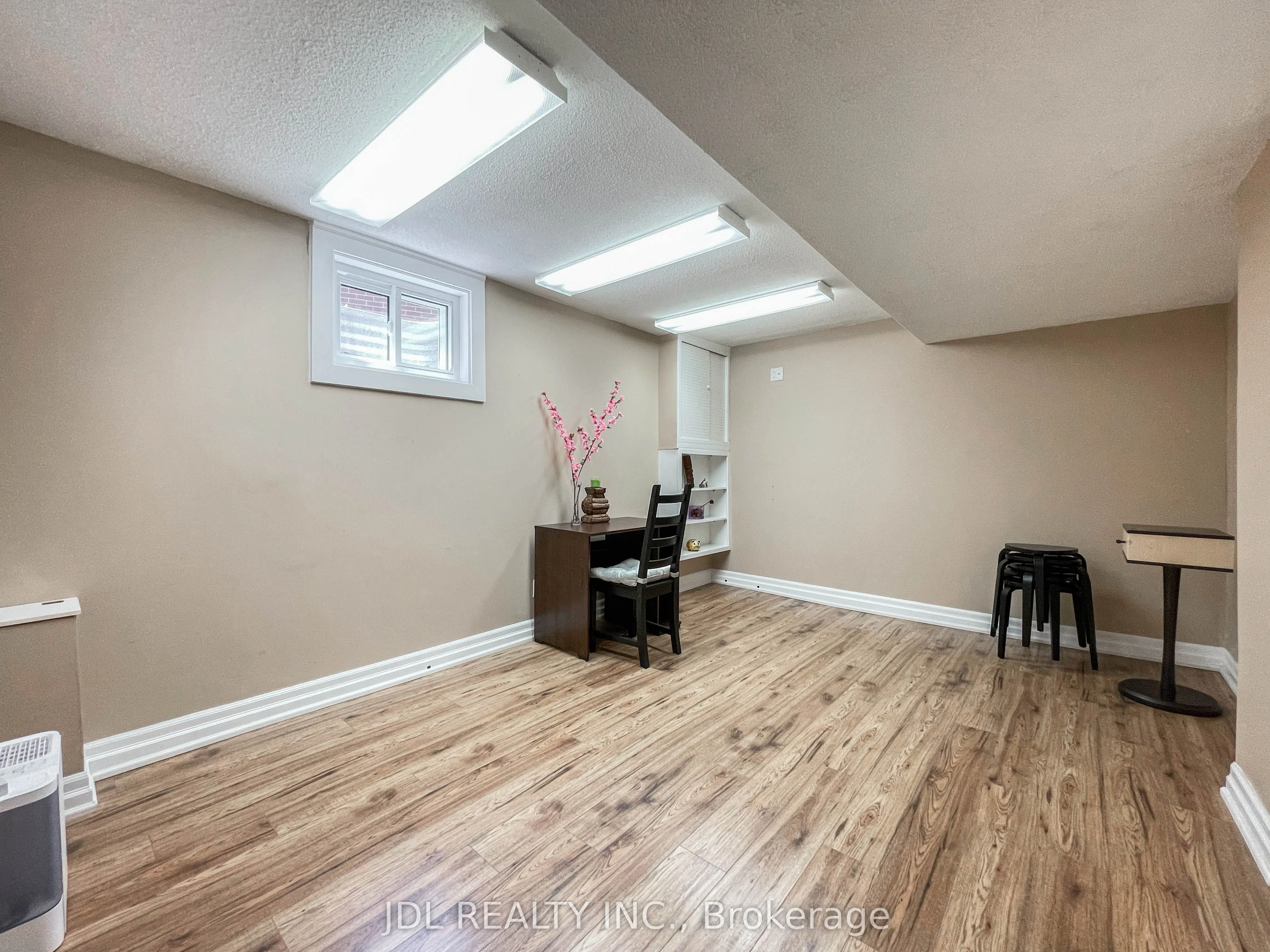 126 Weir Crescent
