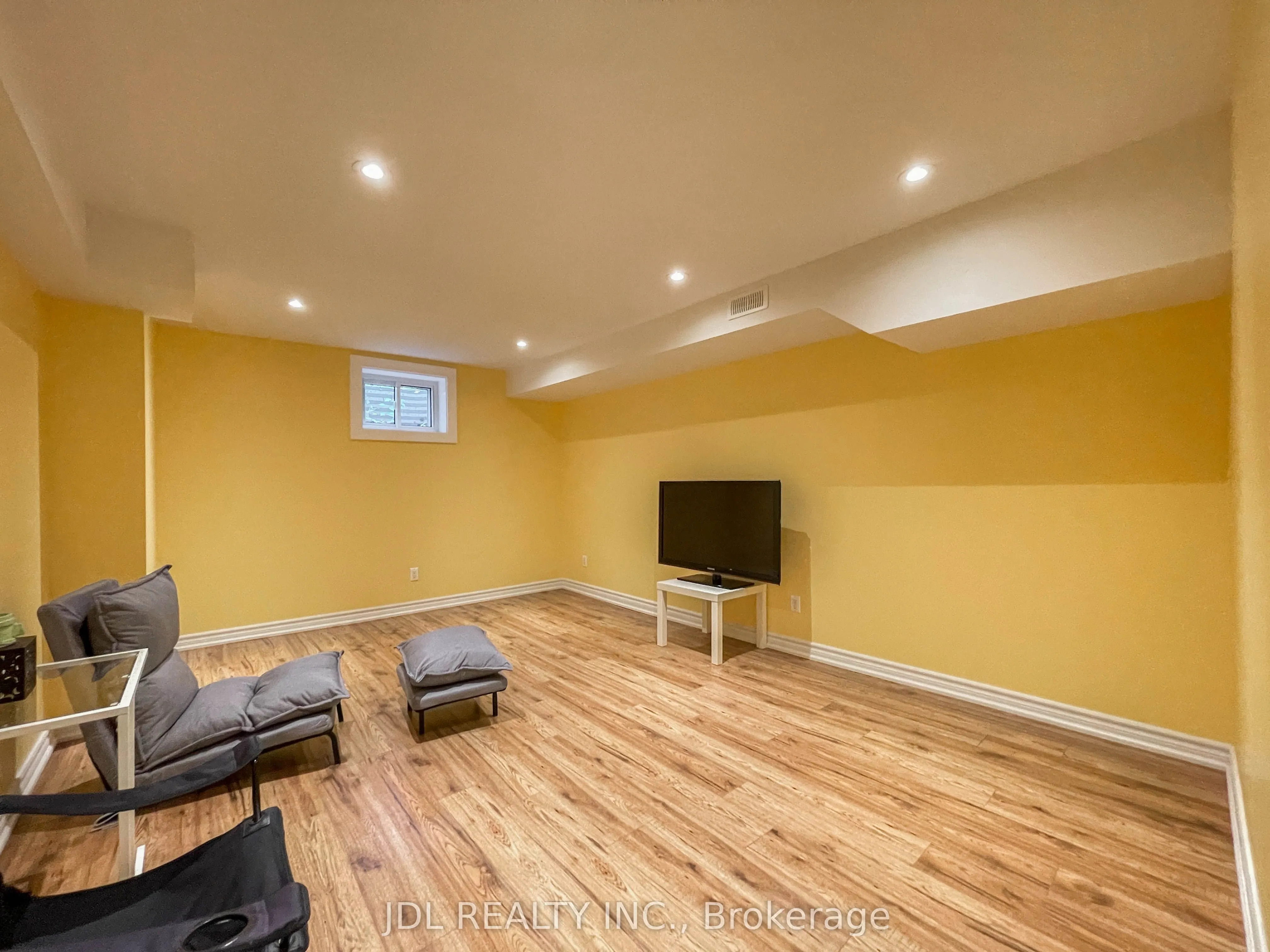 126 Weir Crescent