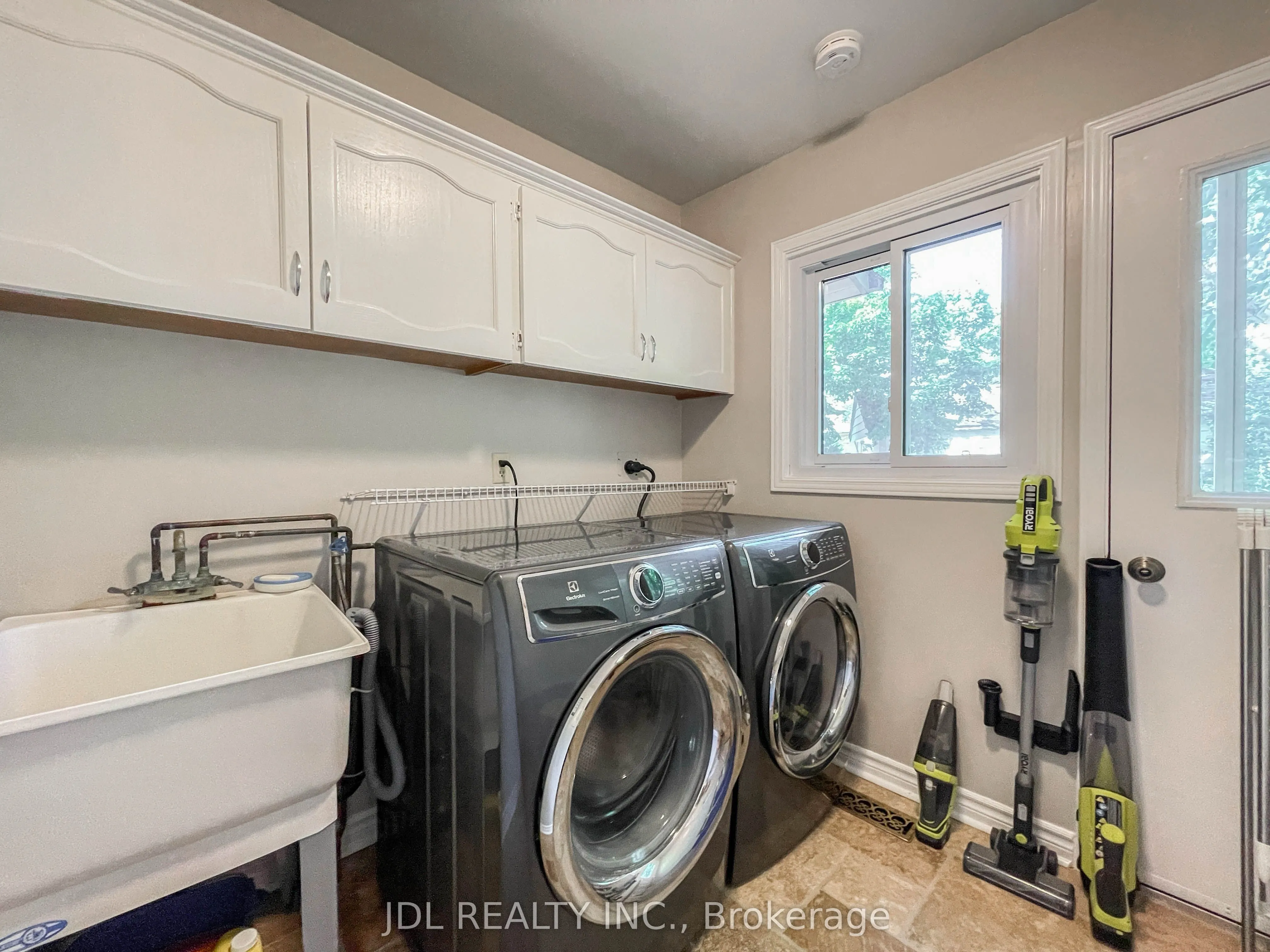 126 Weir Crescent