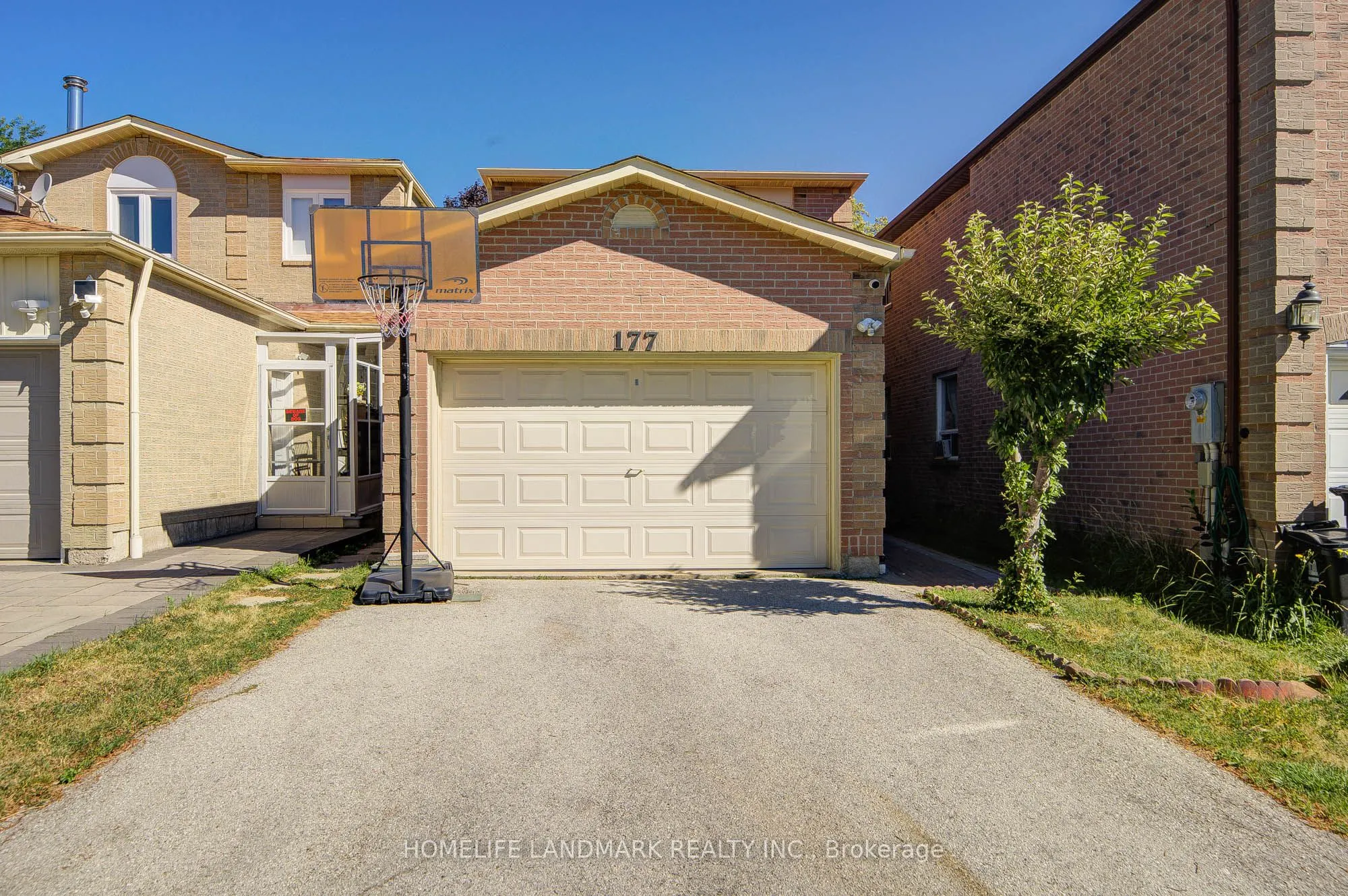 177 Roxanne Crescent