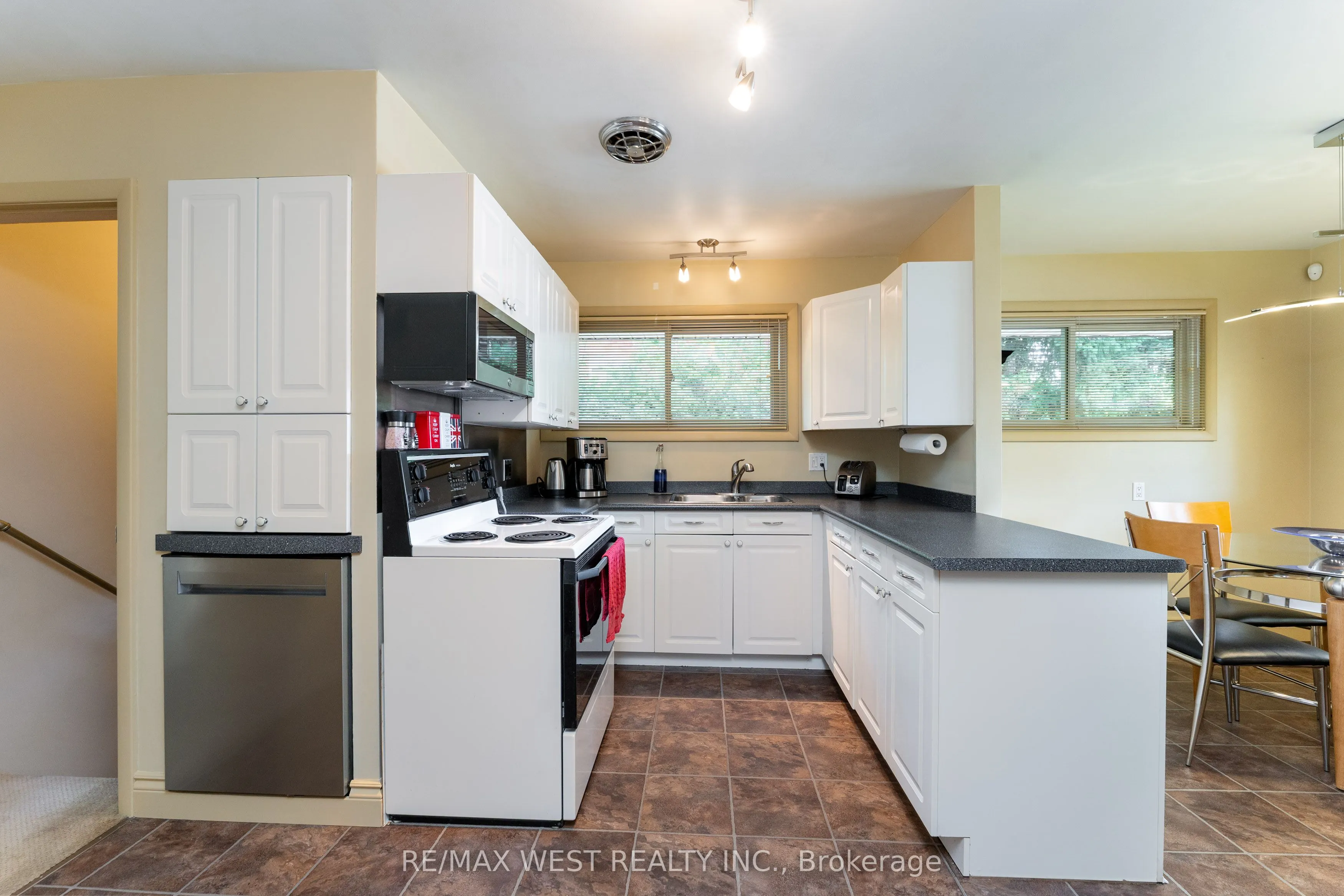 46 Orchard View Boulevard