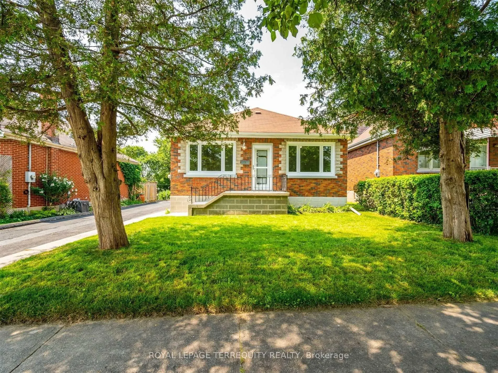 822 Douglas Street, #Main