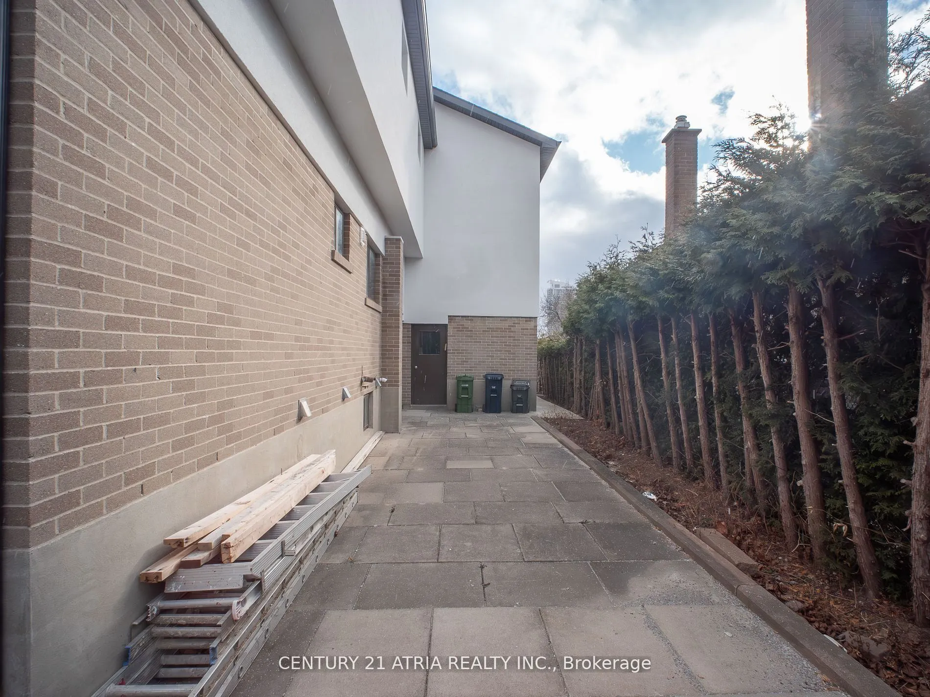 96 Invergordon Avenue E