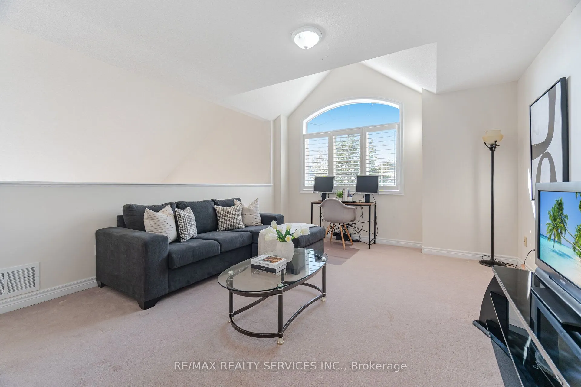 472 West Scugog Lane