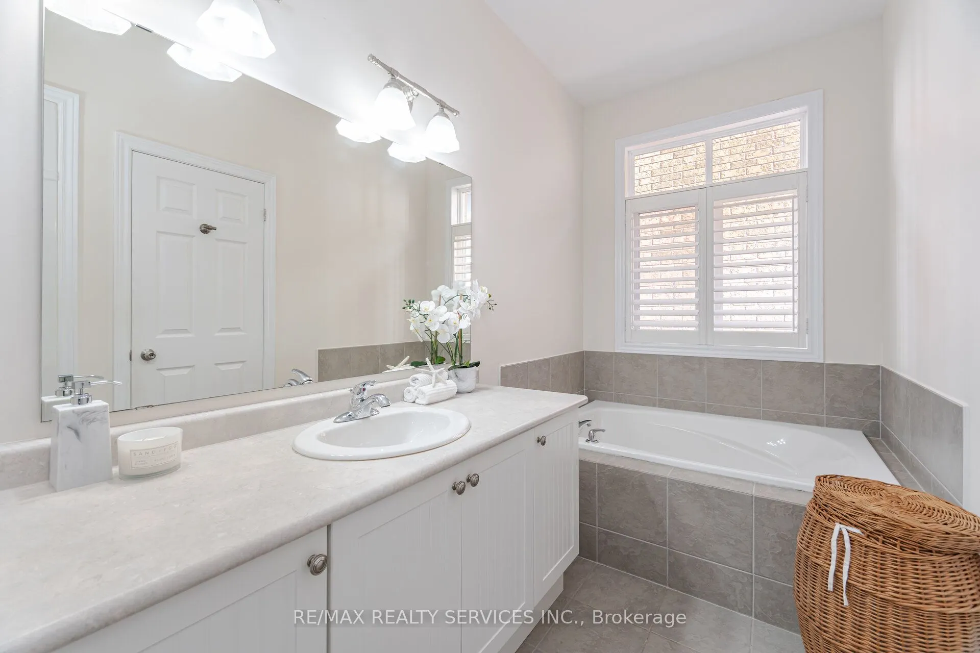 472 West Scugog Lane