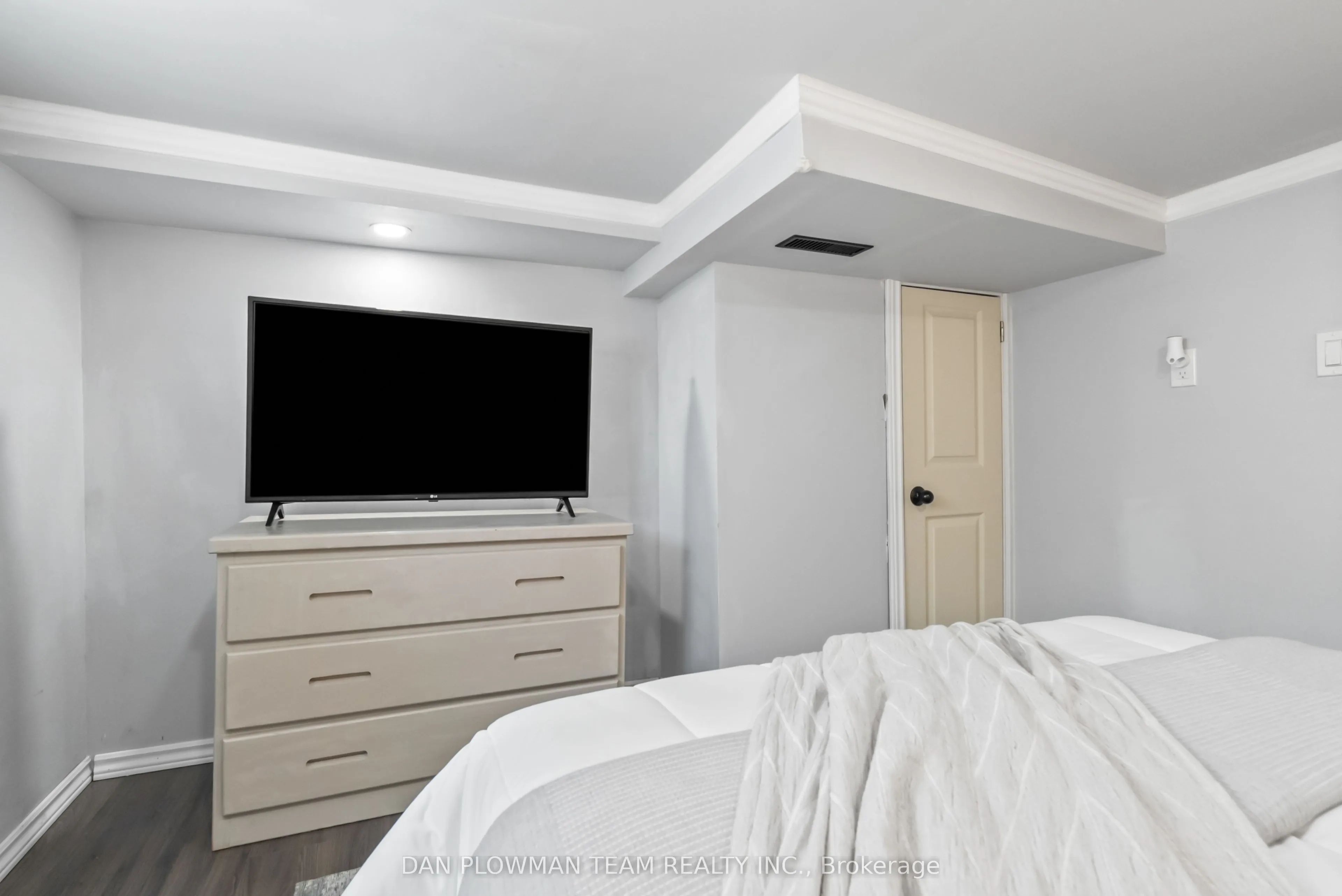 182 Bloor Street W