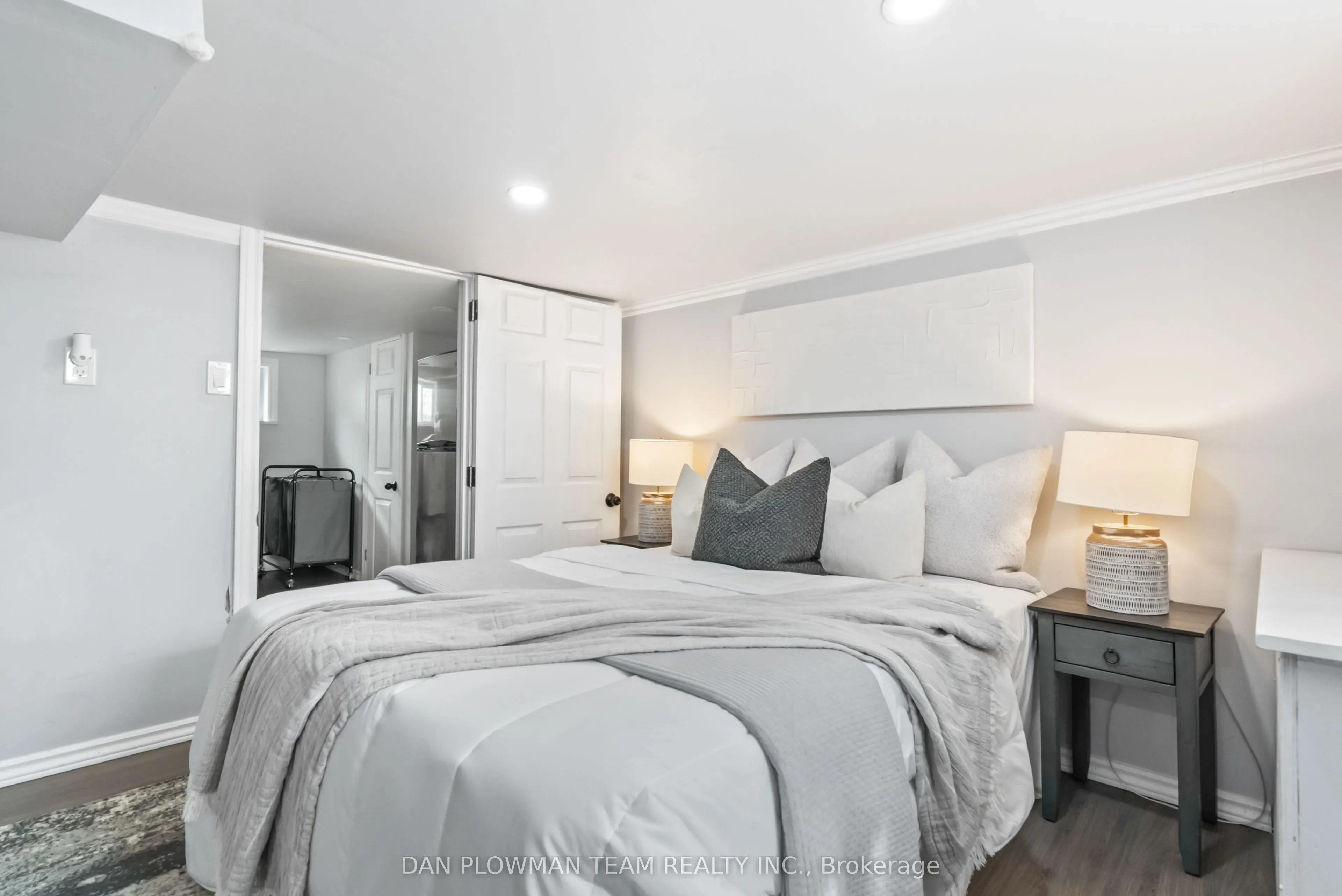 182 Bloor Street W