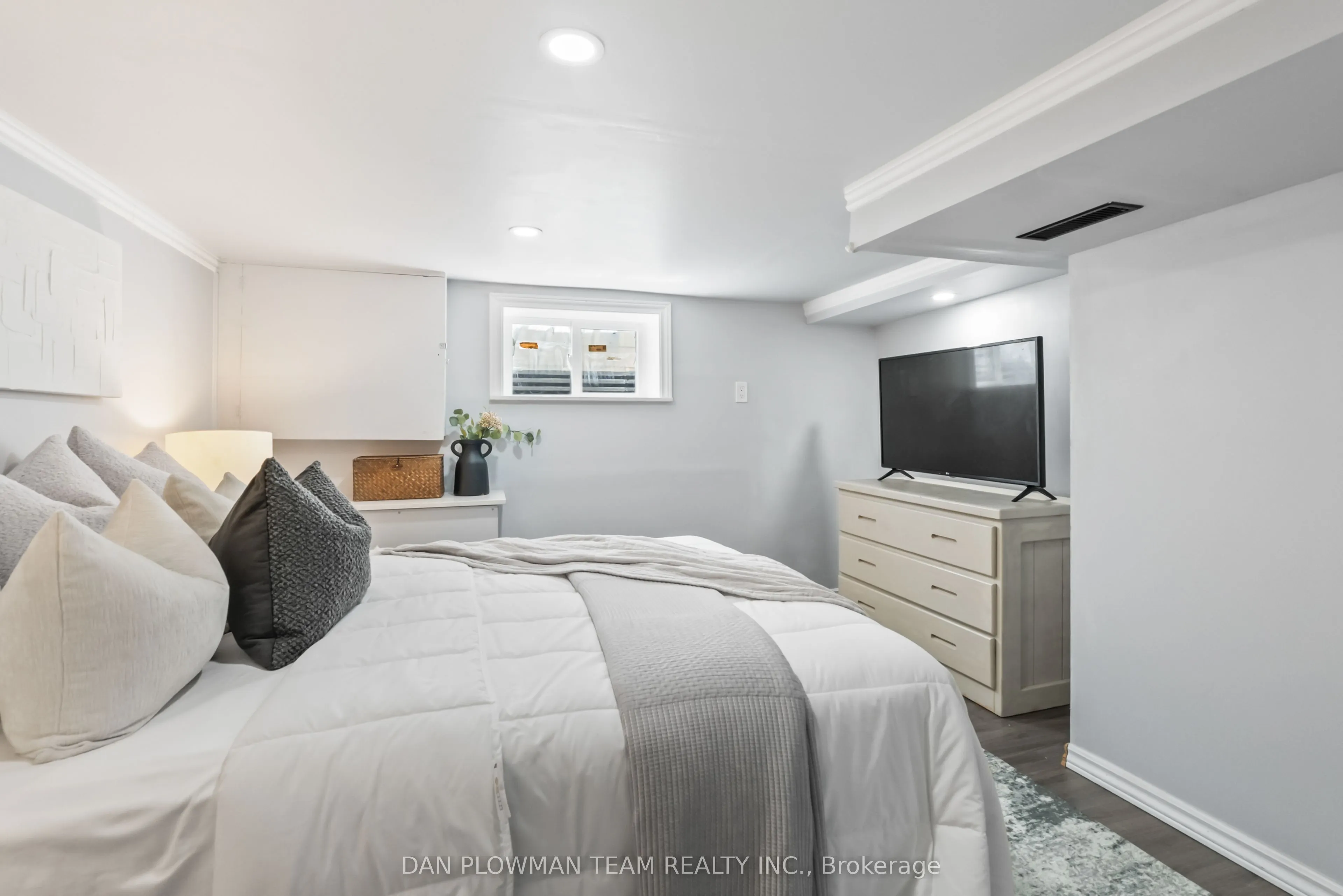 182 Bloor Street W