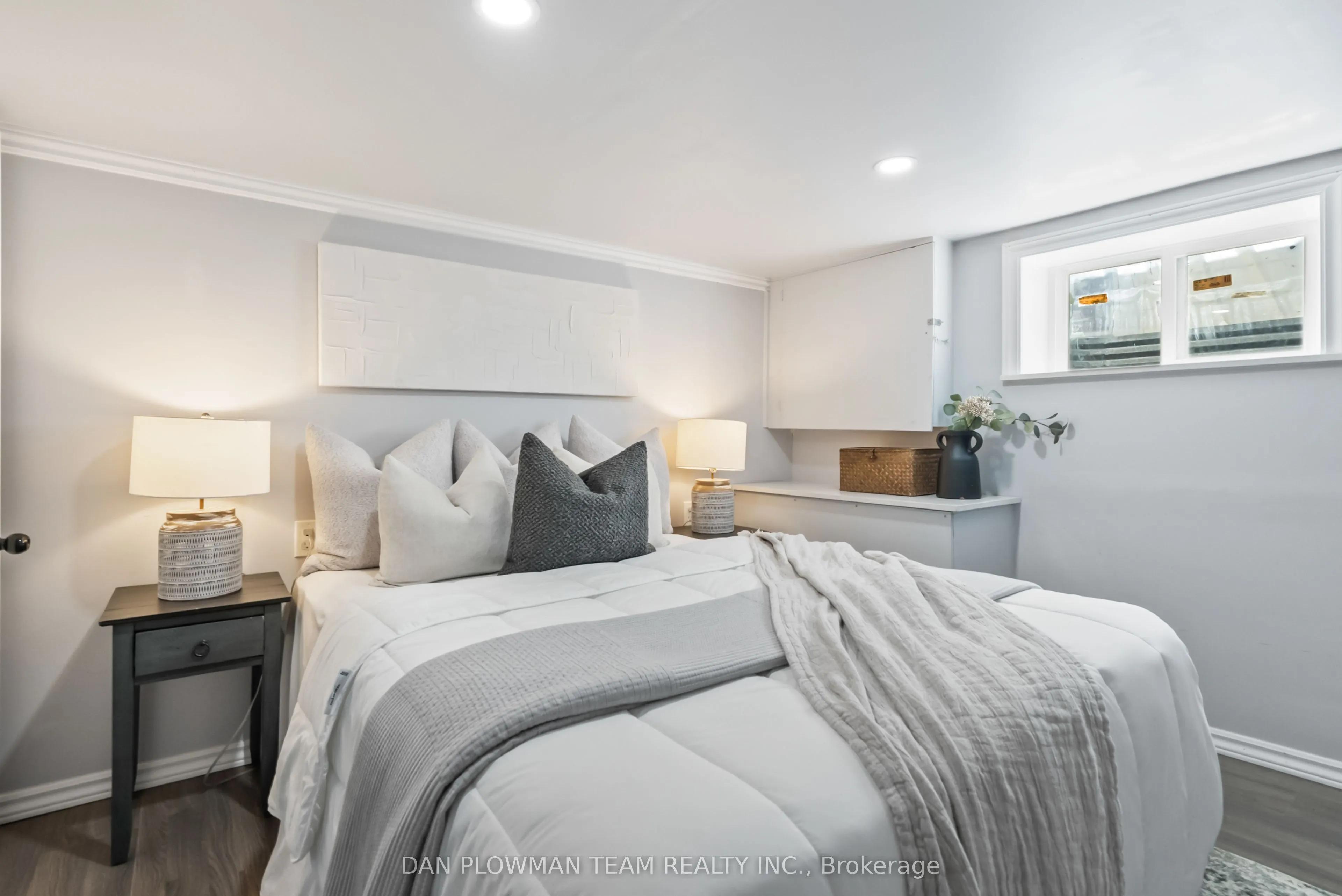 182 Bloor Street W