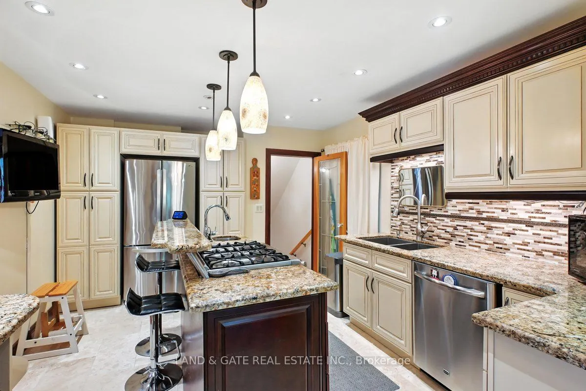 519 Kingston Road W