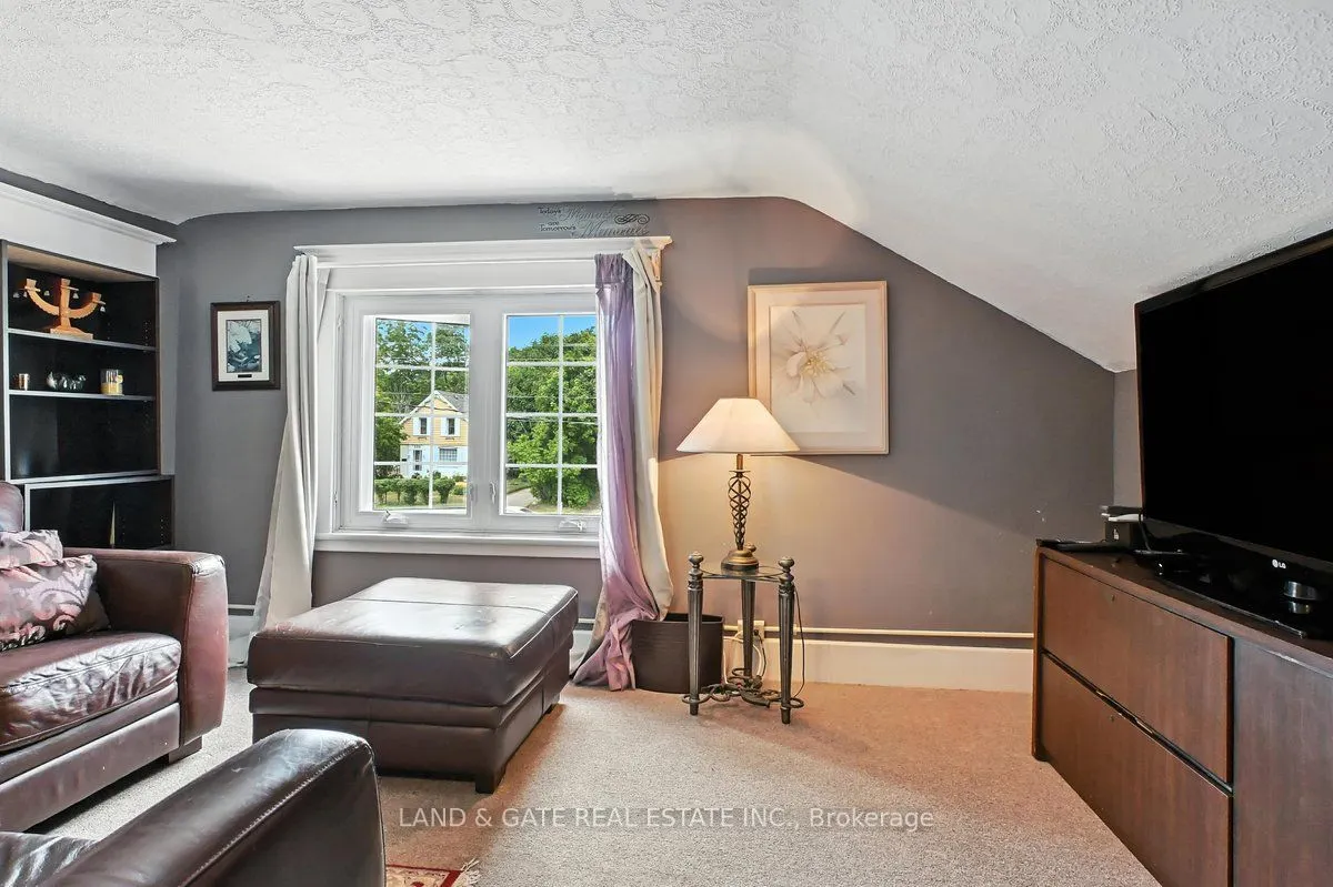 519 Kingston Road W
