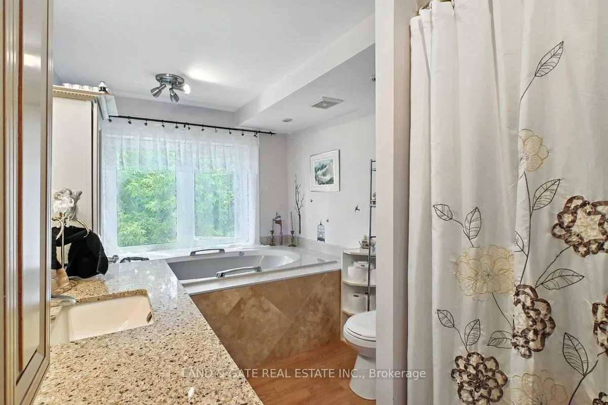 519 Kingston Road W
