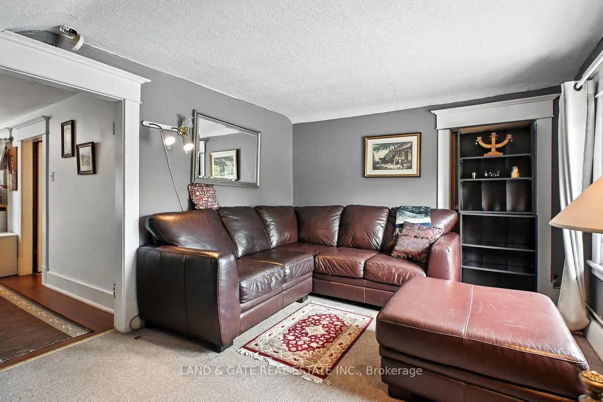 519 Kingston Road W
