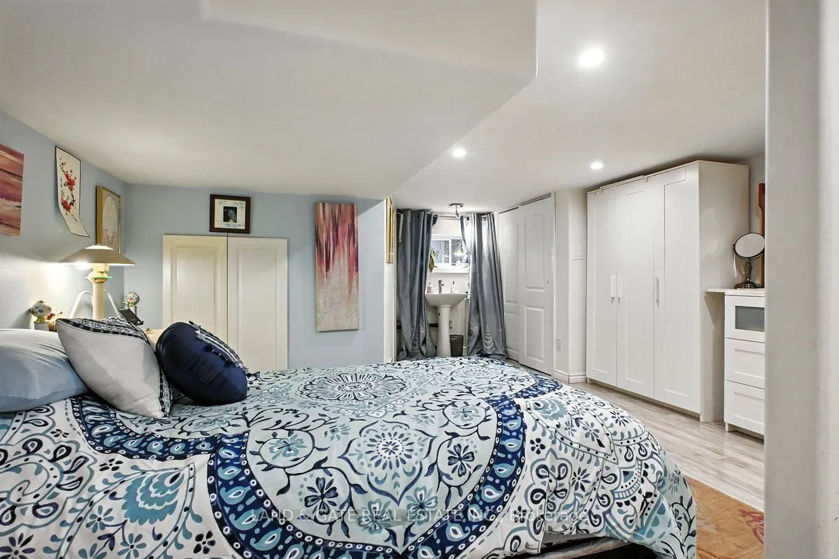 519 Kingston Road W