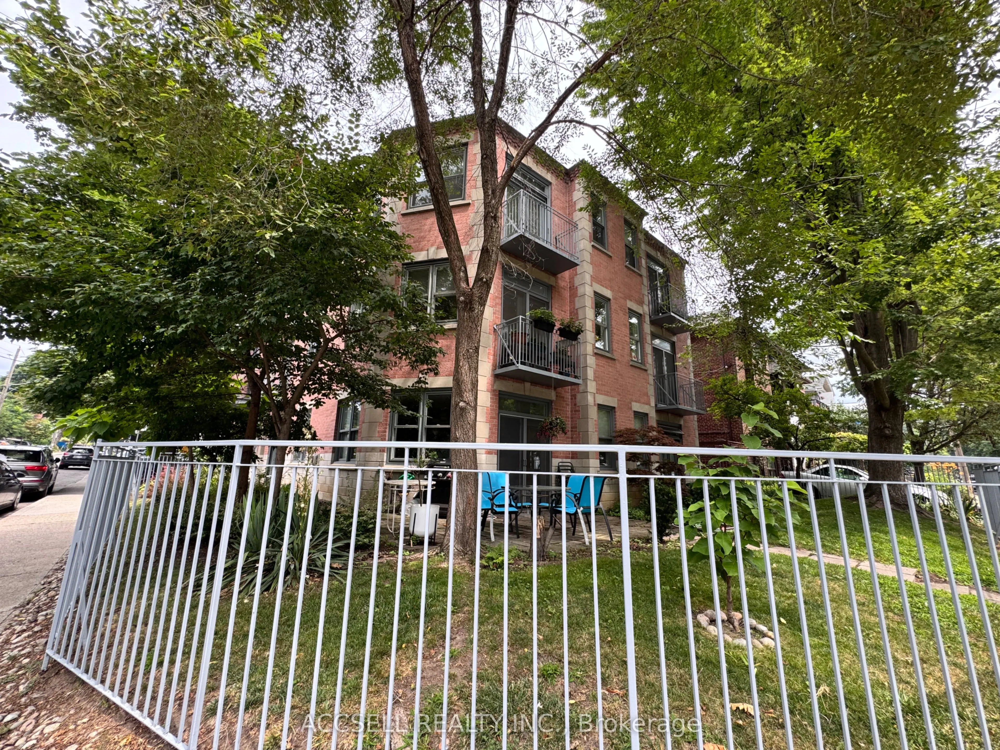 15 Glen Manor Drive, #302