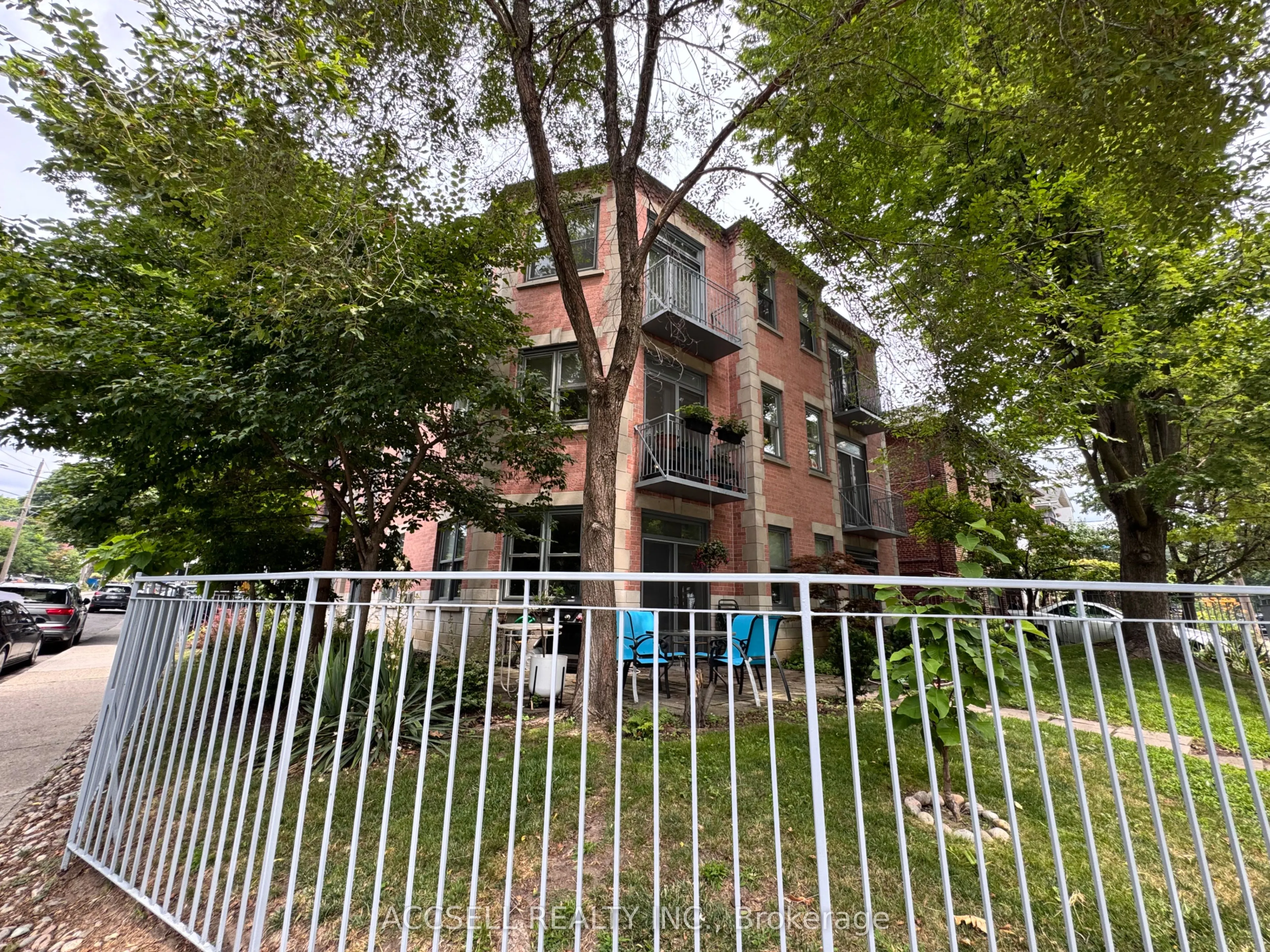 15 Glen Manor Drive, #302