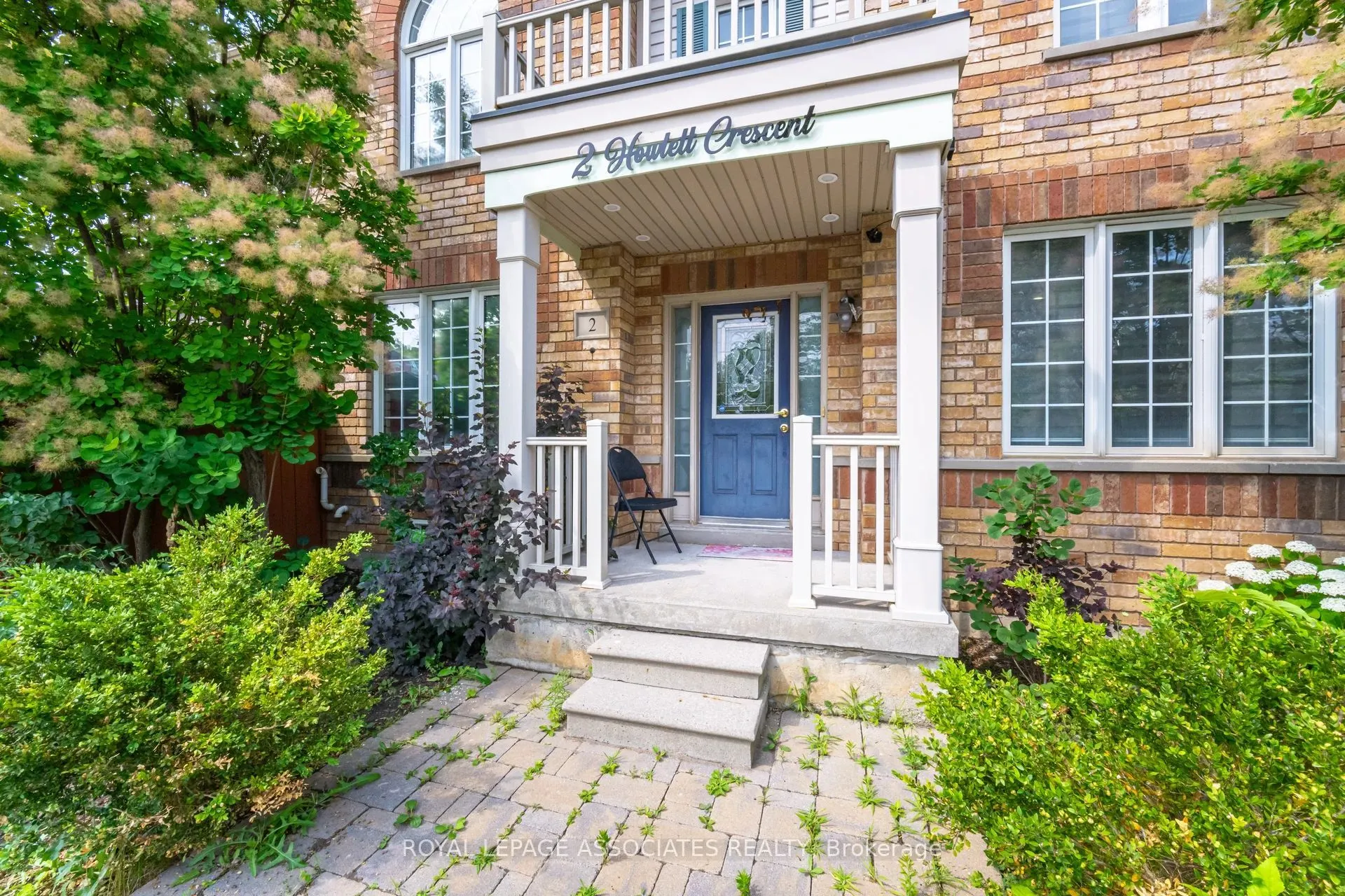 2 Howlett Crescent