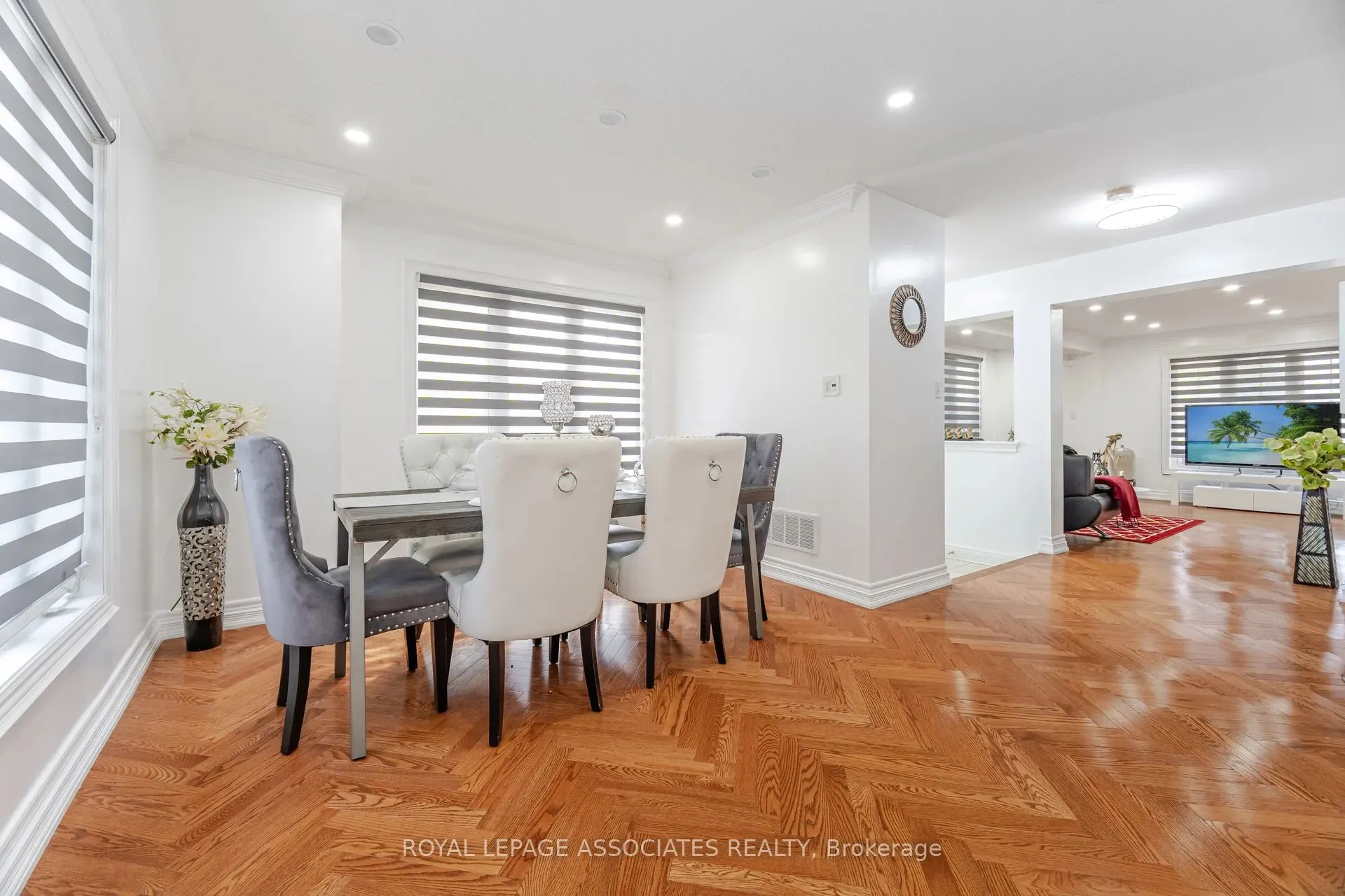 2 Howlett Crescent