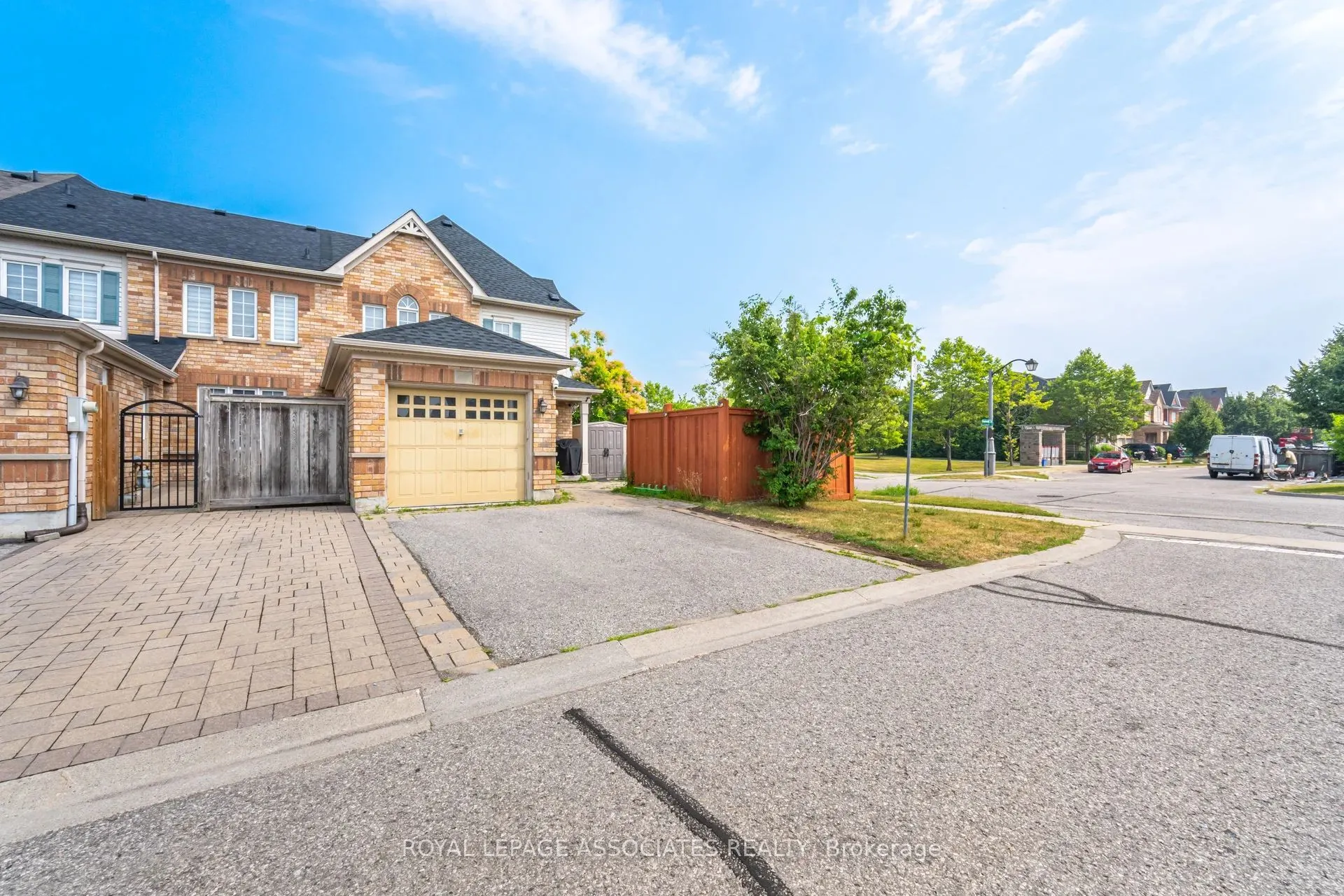 2 Howlett Crescent