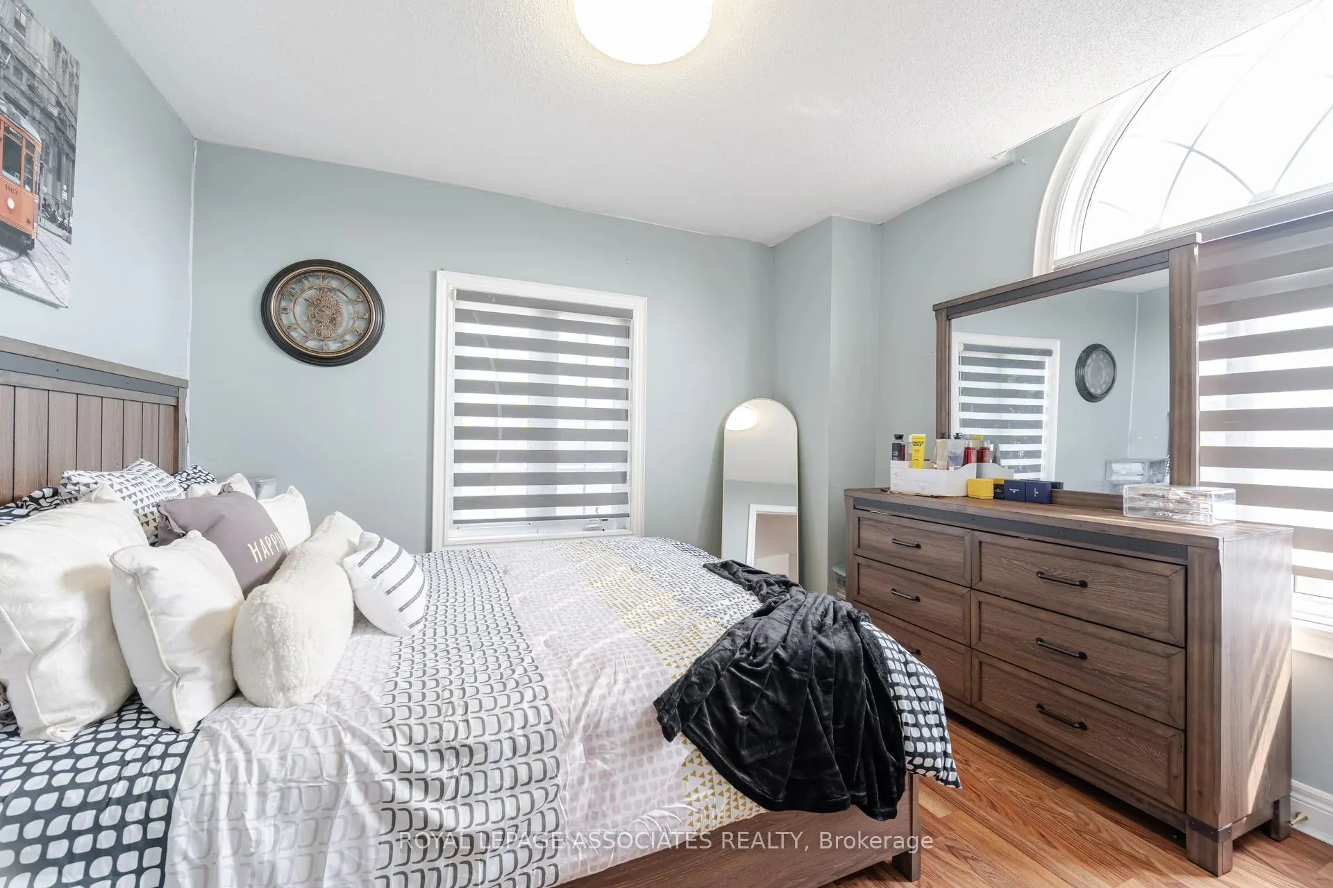 2 Howlett Crescent