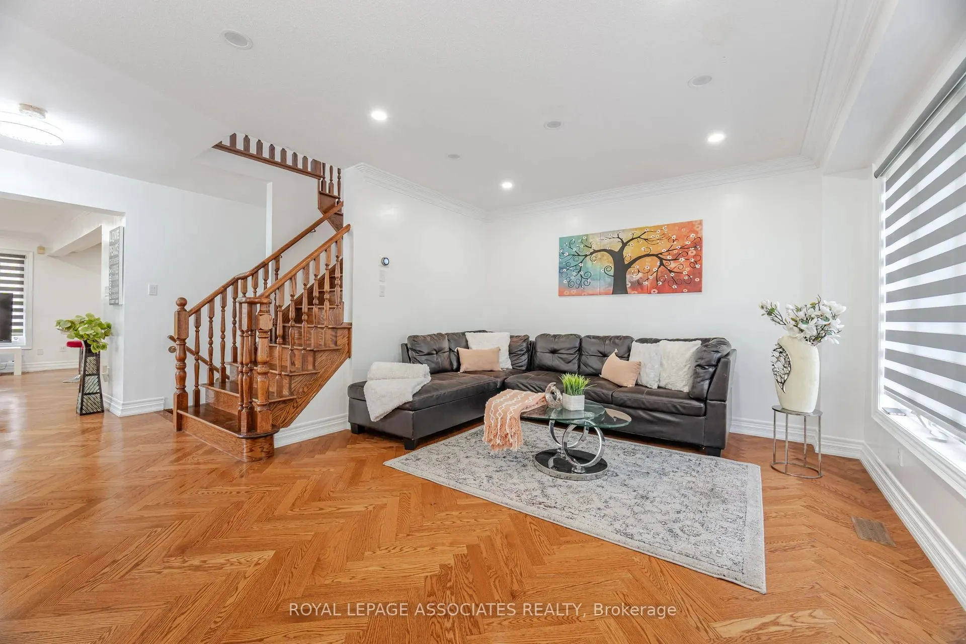 2 Howlett Crescent