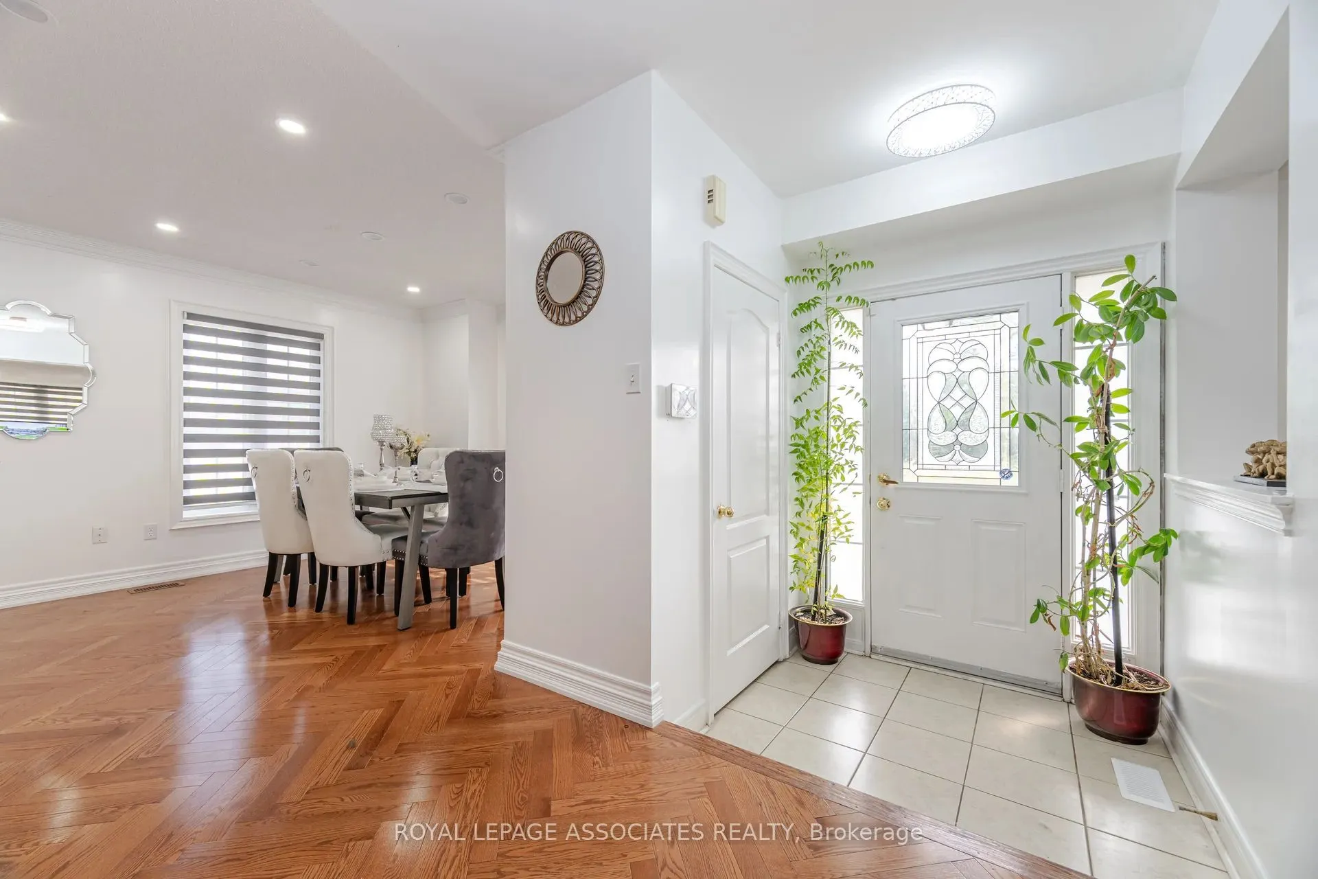 2 Howlett Crescent