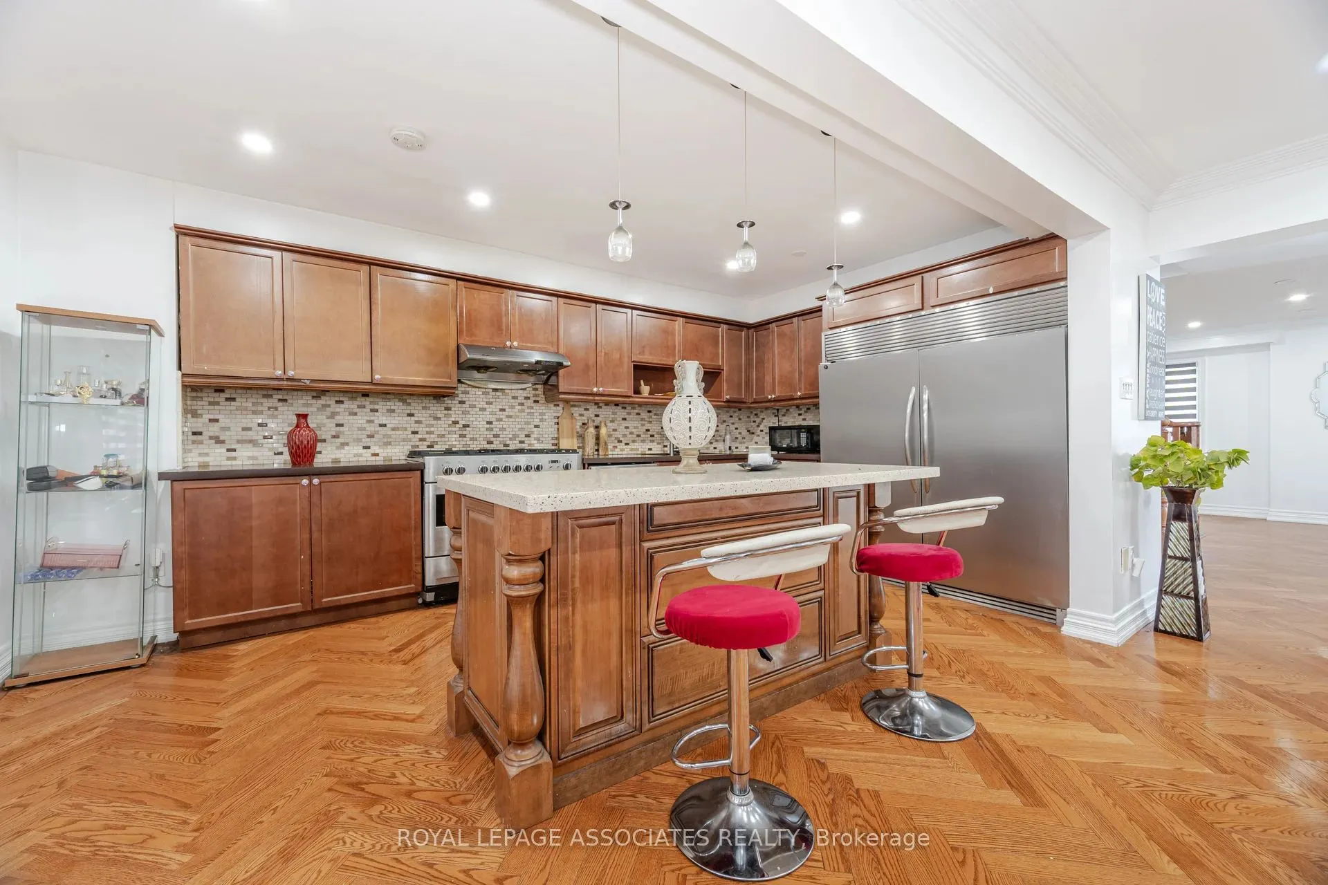2 Howlett Crescent