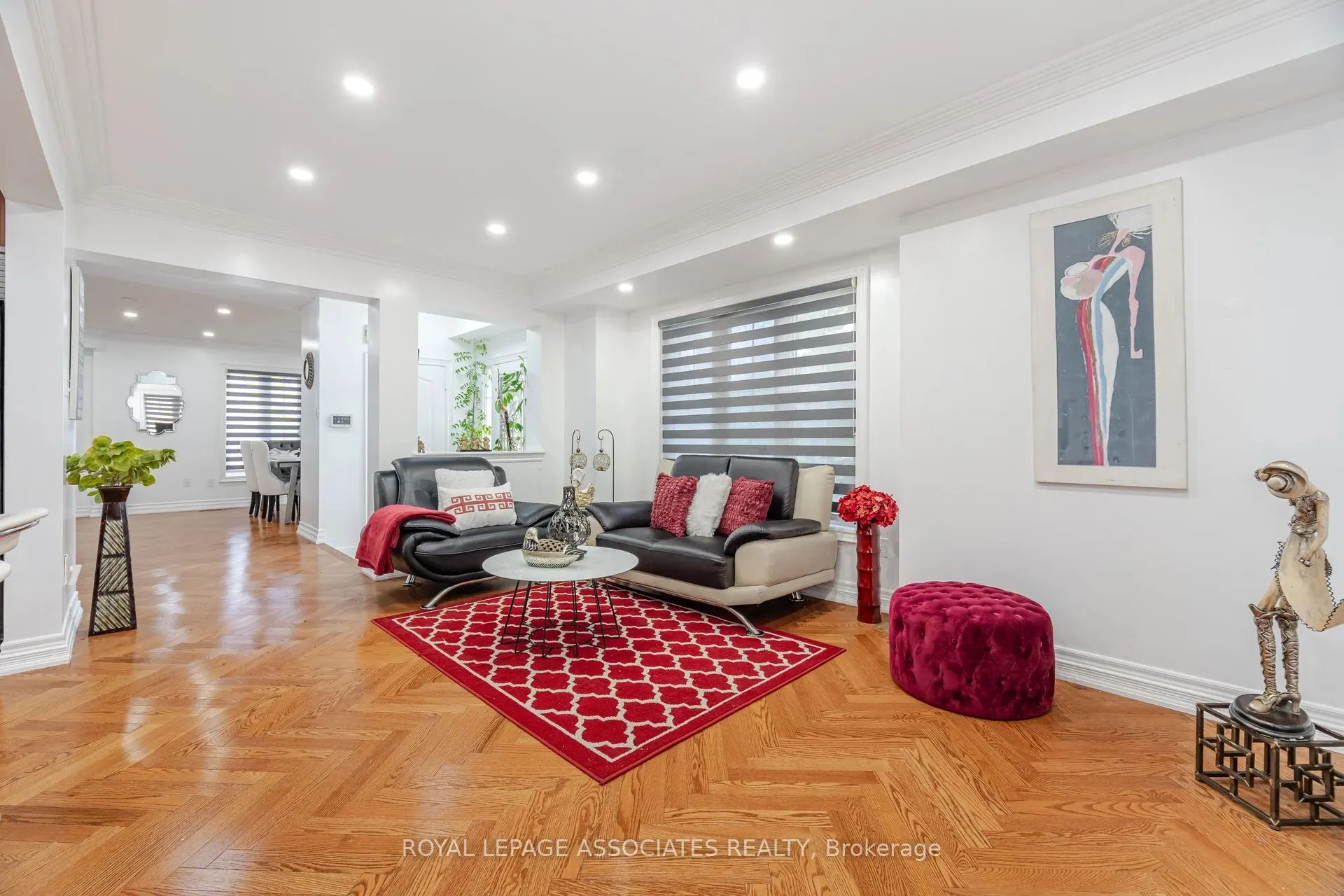 2 Howlett Crescent