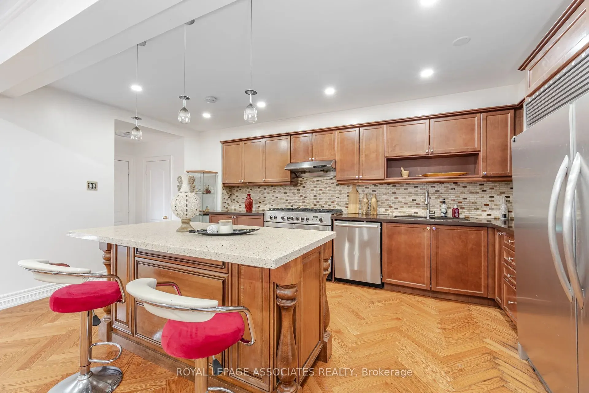 2 Howlett Crescent