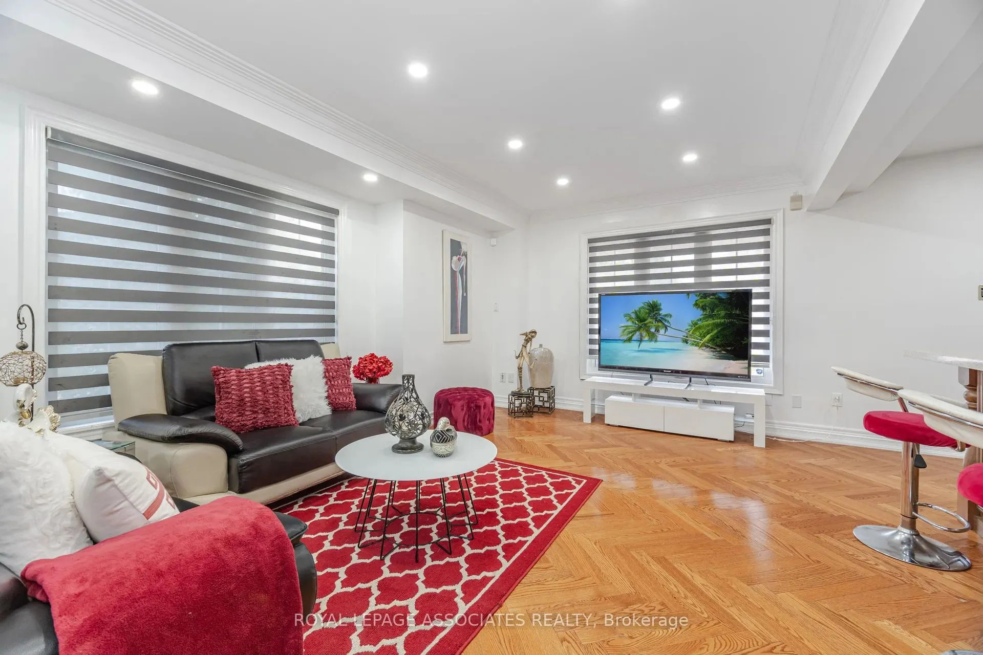 2 Howlett Crescent
